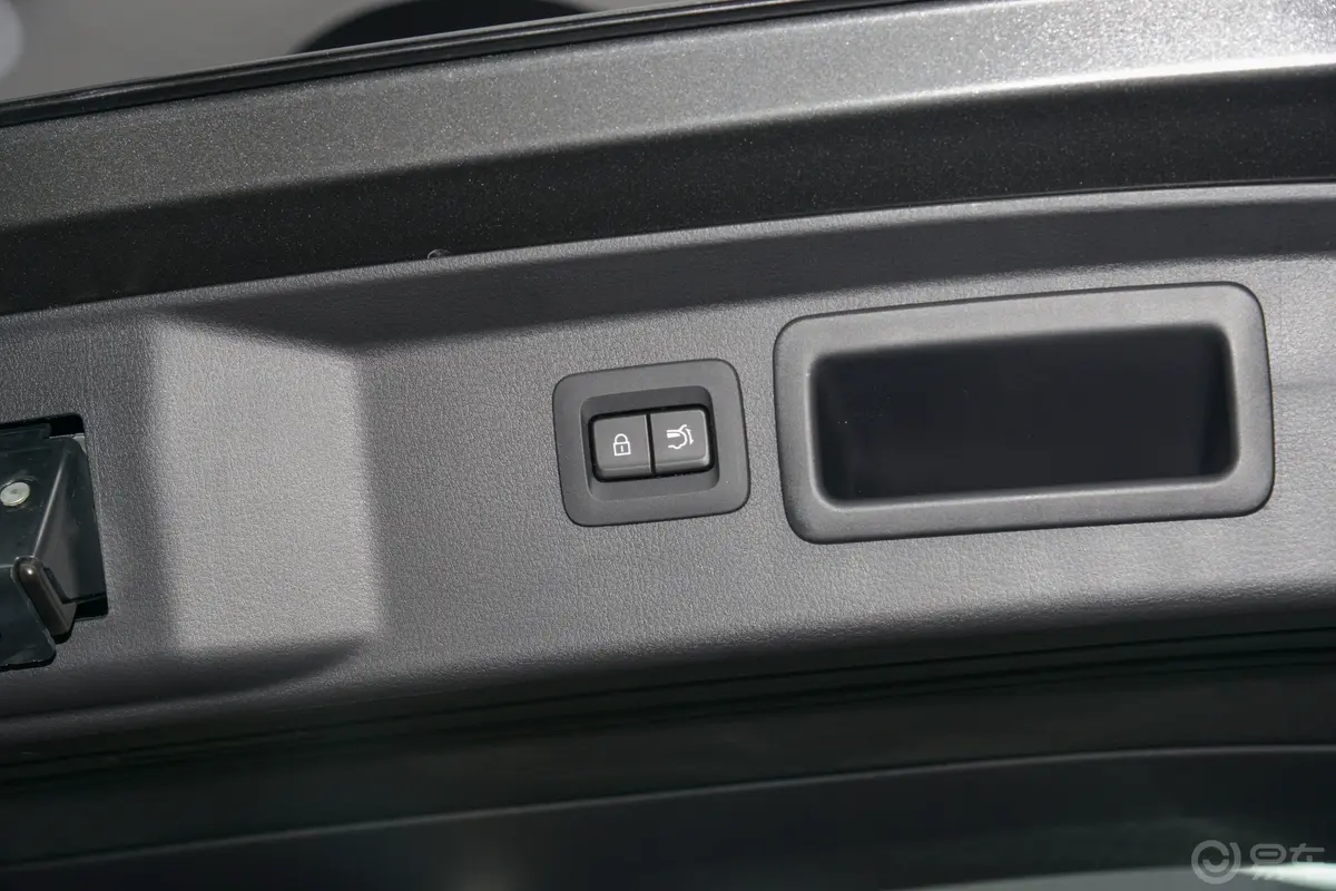 马自达CX-50 行也2.5L 智行版电动尾门按键（手动扶手）