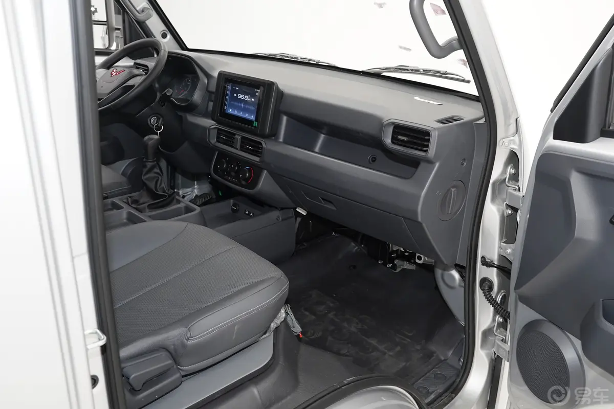 五菱龙卡2.0L 舒适型副驾驶位区域