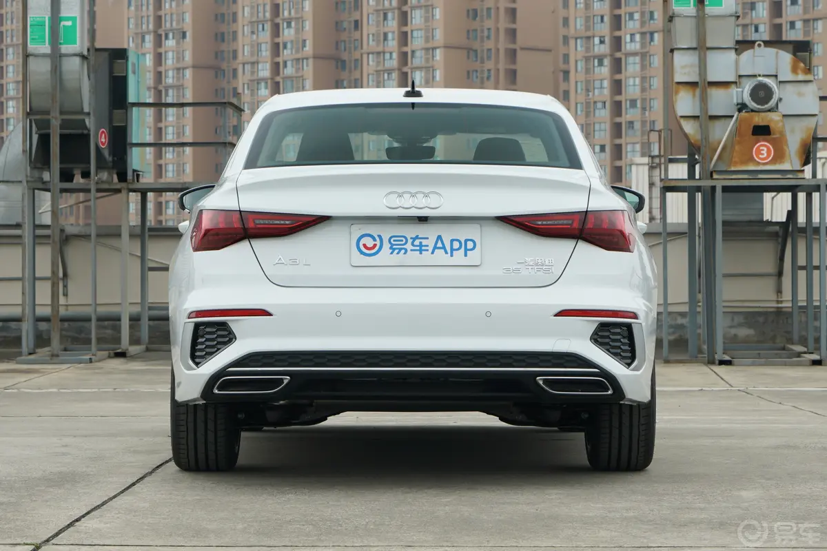 奥迪A3改款 A3L Limousine 35 TFSI 豪华运动型正后水平