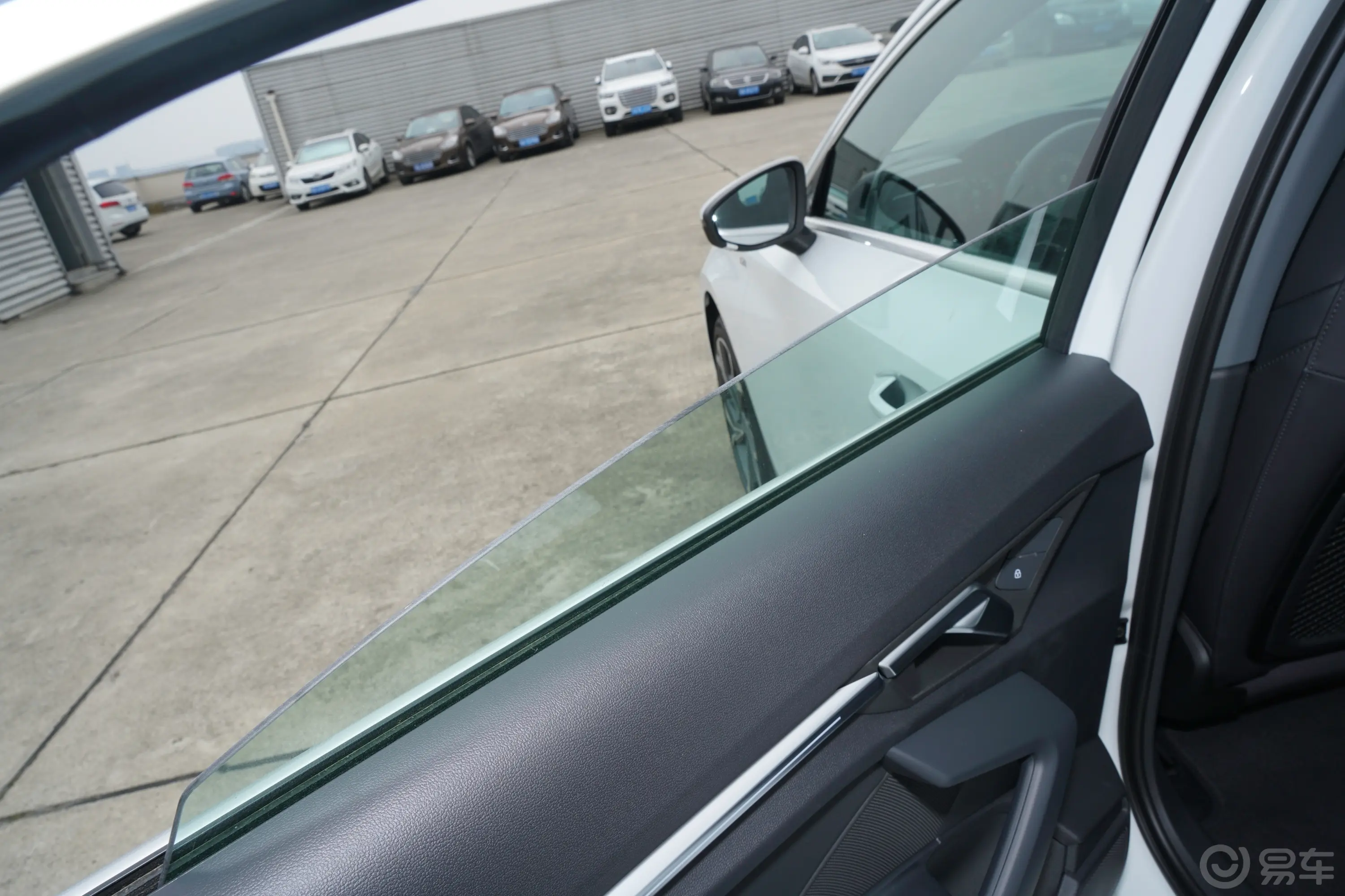 奥迪A3改款 A3L Limousine 35 TFSI 豪华运动型后排玻璃材质特写
