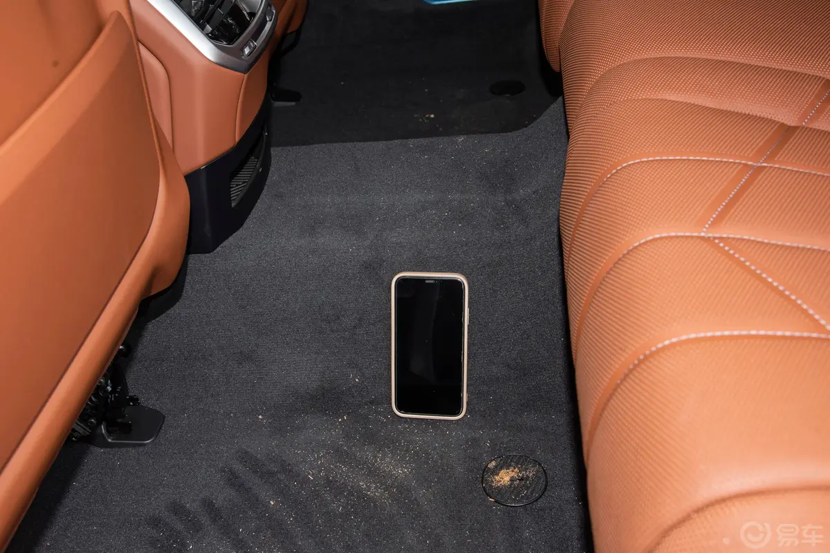 宝马i7eDrive50L 尊享型 豪华套装后排地板中间位置