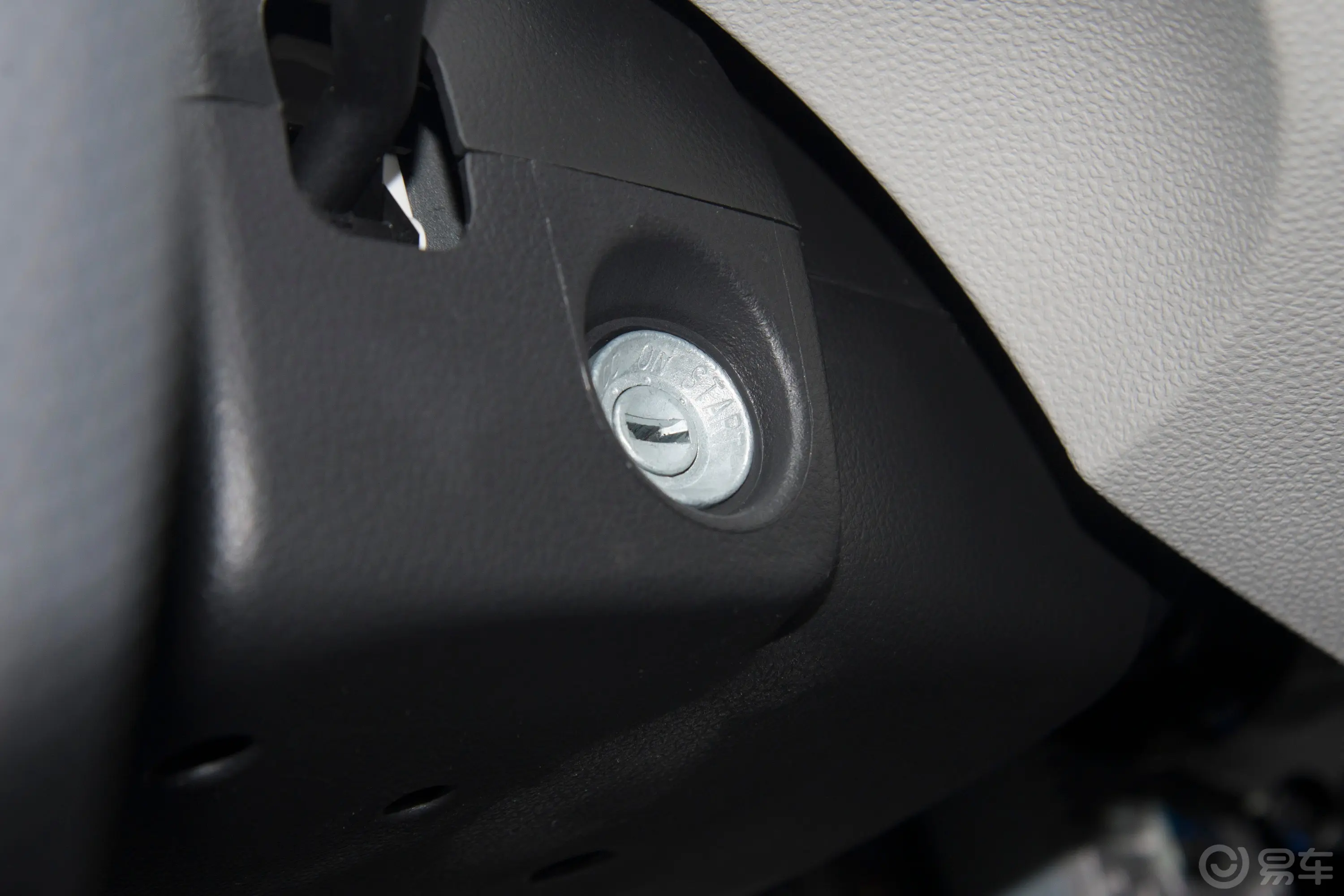 金杯新海狮X30L1.5L 厢货空调版 2/5座 CNG(70L)钥匙孔或一键启动按键