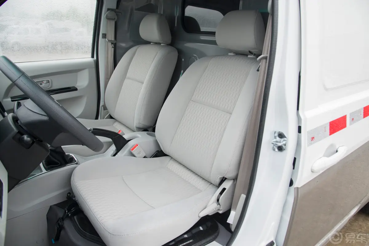 金杯新海狮X30L1.5L 厢货财富空调版 2/5座 CNG(100L)驾驶员座椅