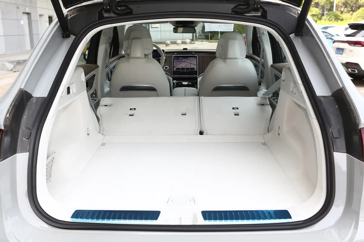 奔驰EQE SUV350 4MATIC 豪华版后备箱内座椅放倒按钮