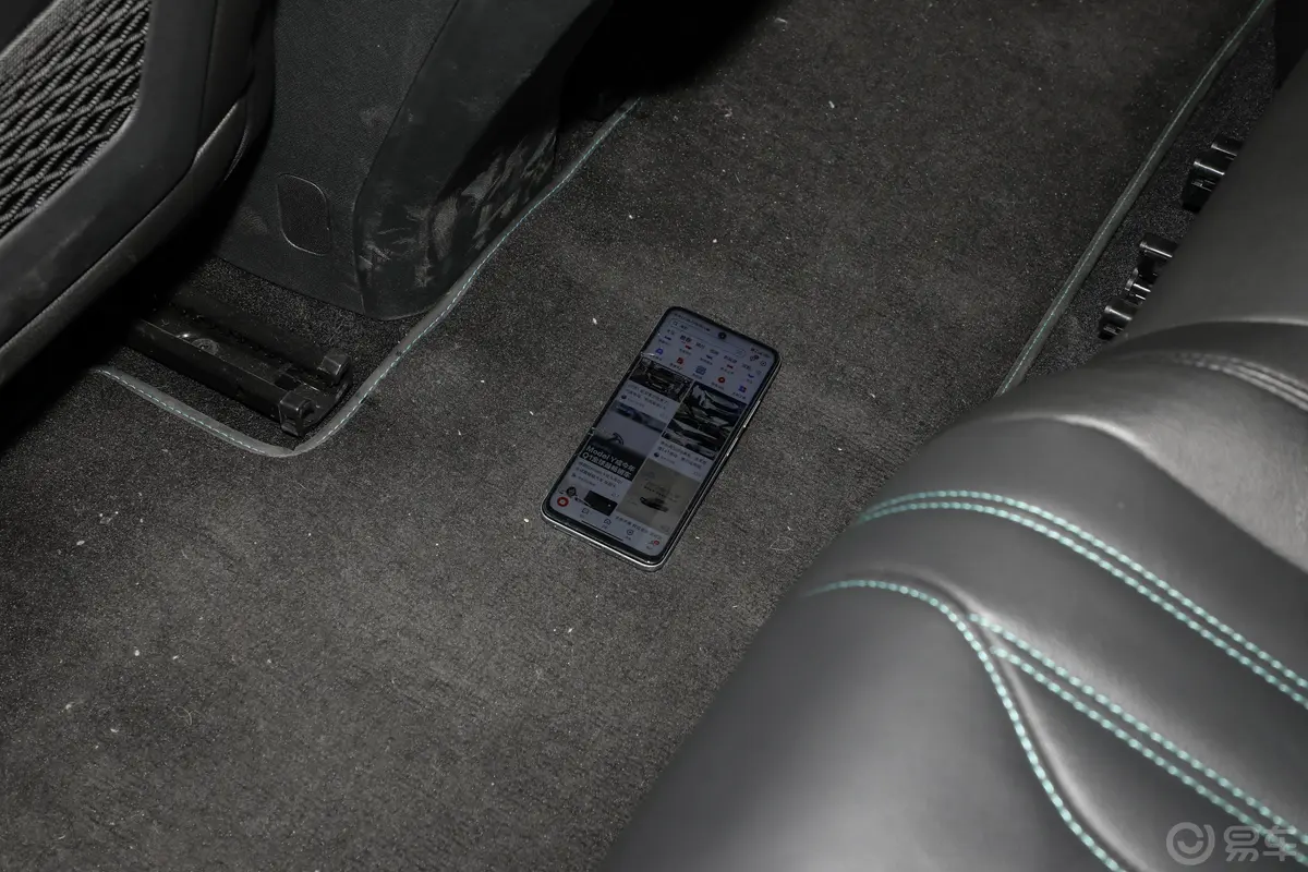 标致5008400THP 挚爱版 5座后排地板中间位置