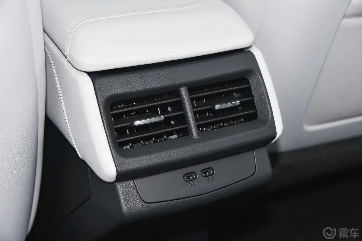 凯迪拉克GT425T 两驱尊贵型后排空调控制键