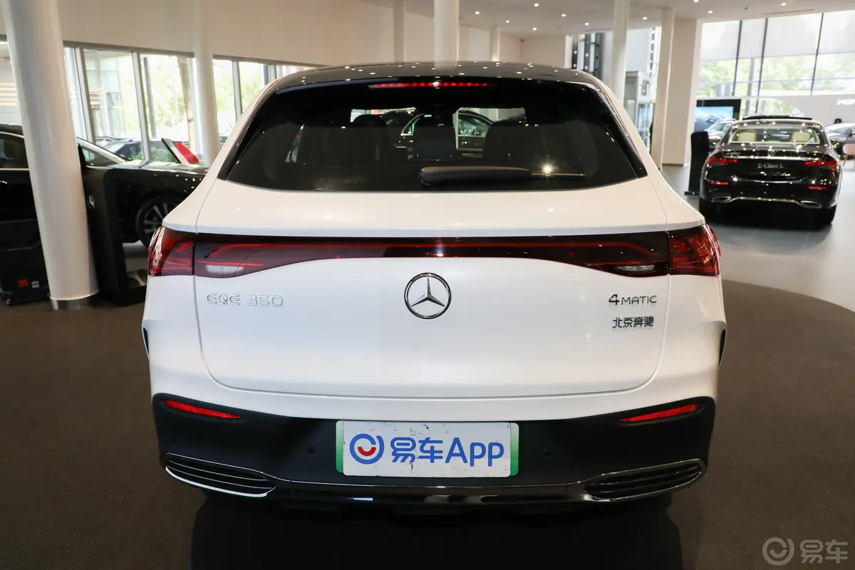 奔驰EQE SUV350 4MATIC 豪华版正后水平