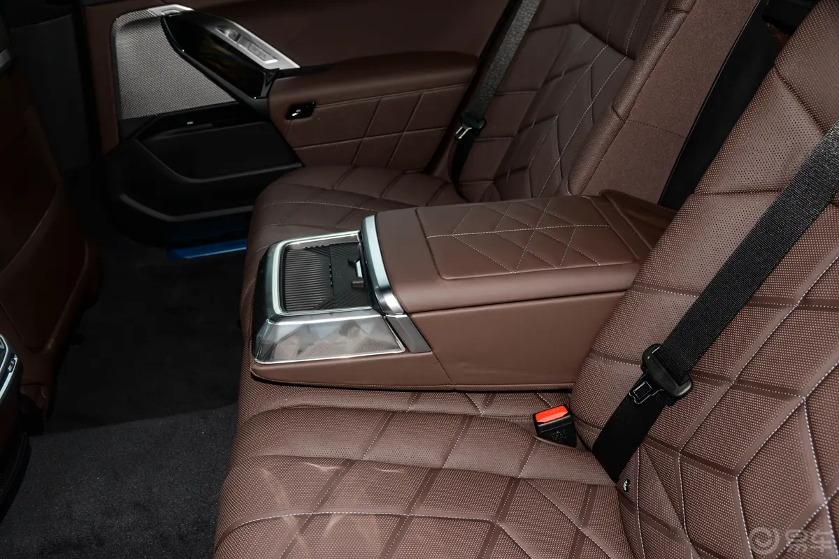 宝马i7eDrive50L 尊享型 M运动套装后排中央扶手