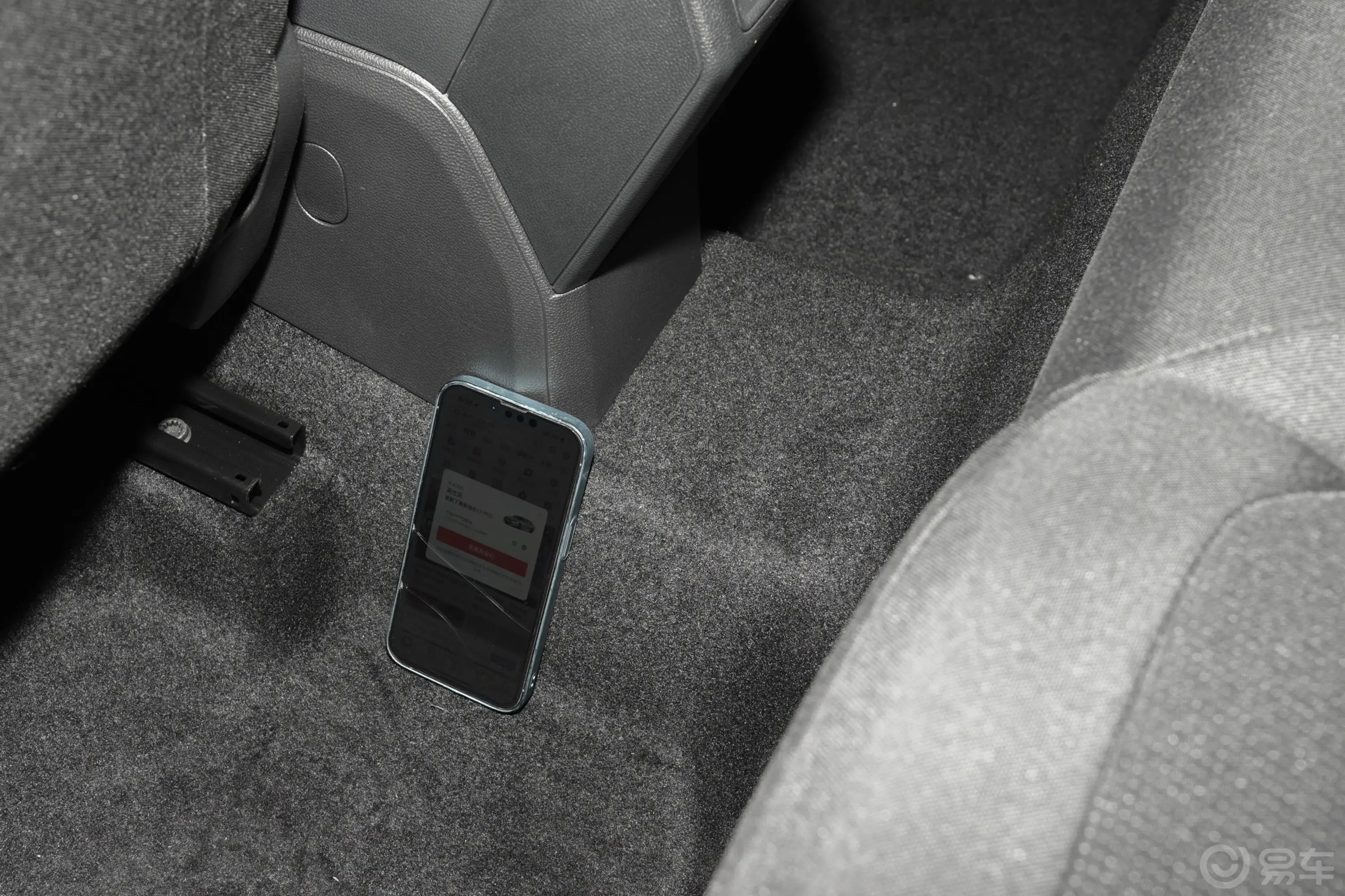 Polo改款 Plus 1.5L 自动全景乐享版后排地板中间位置