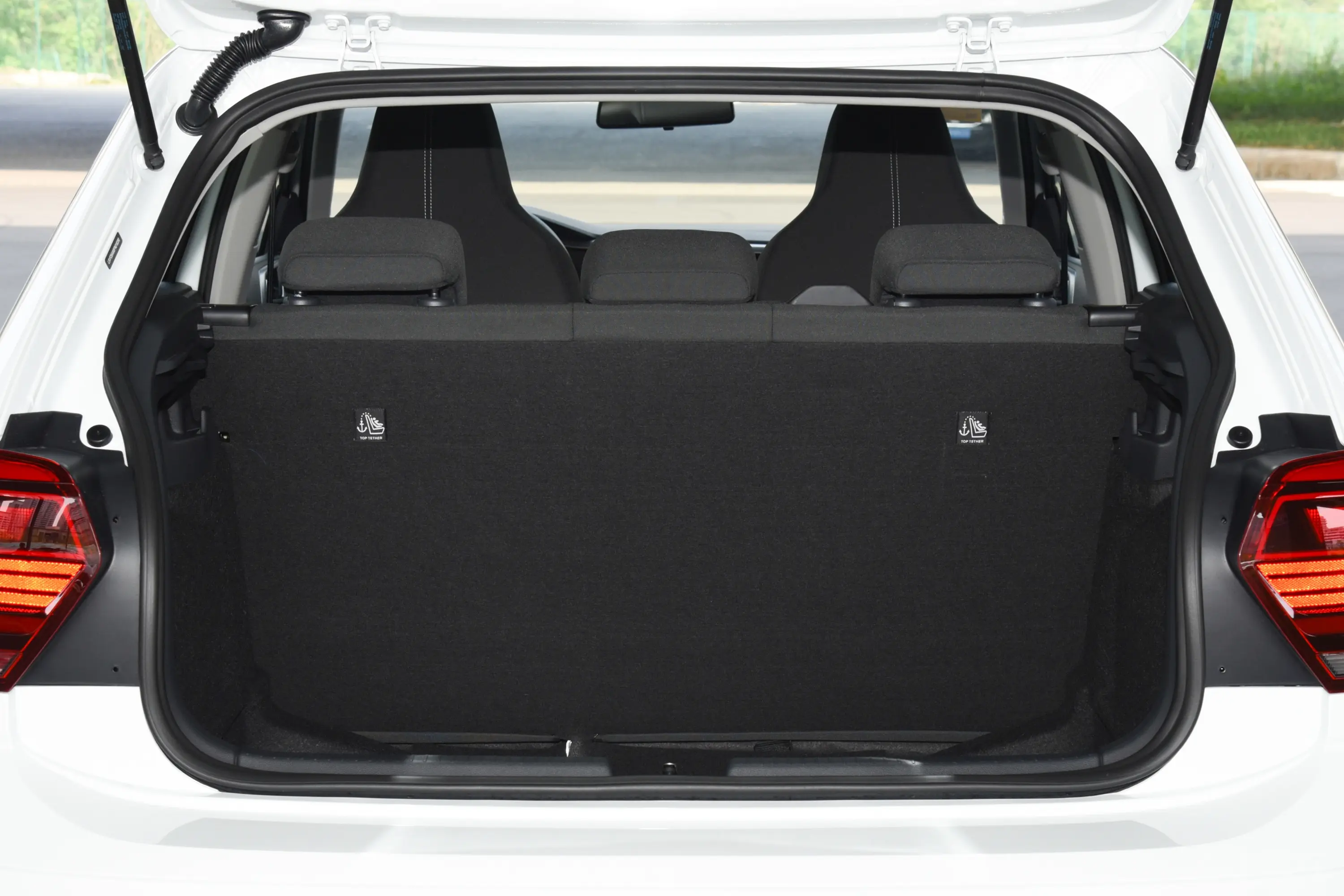 Polo改款 Plus 1.5L 自动全景乐享版后备厢空间特写