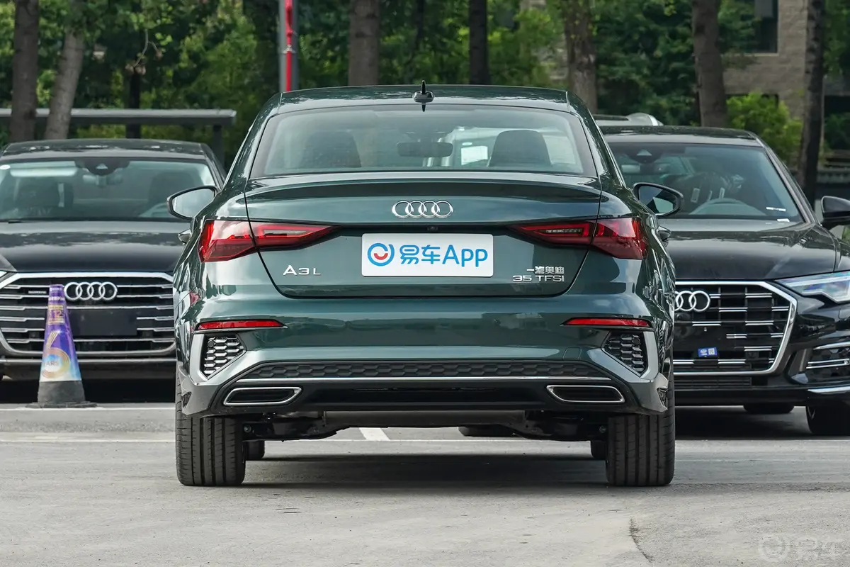 奥迪A3改款 A3L Limousine 35 TFSI 豪华运动型正后水平