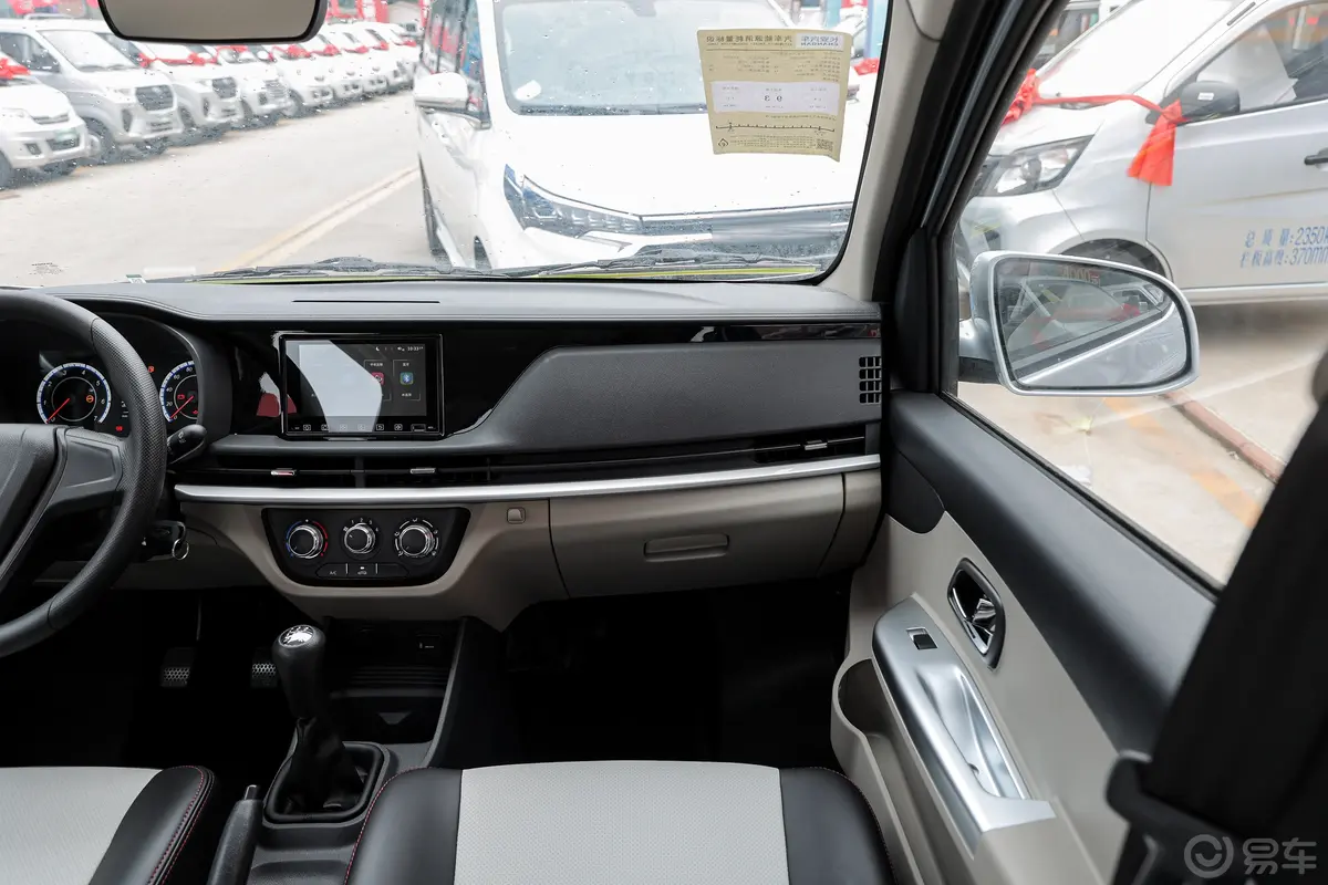 长安星卡1.5L 双排2.55米载货汽车豪华型副驾驶位区域