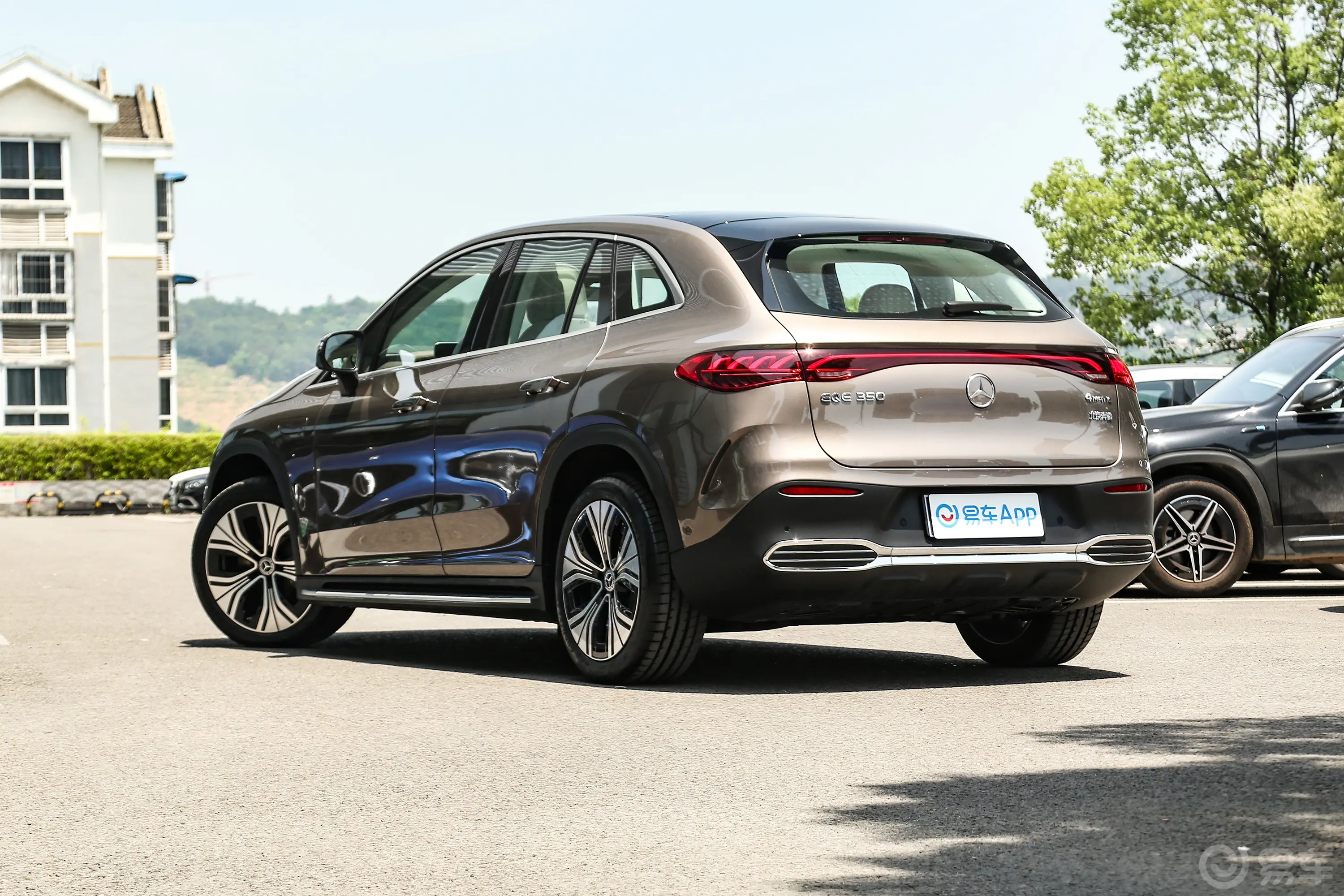 奔驰EQE SUV350 4MATIC 豪华版侧后45度车头向左水平