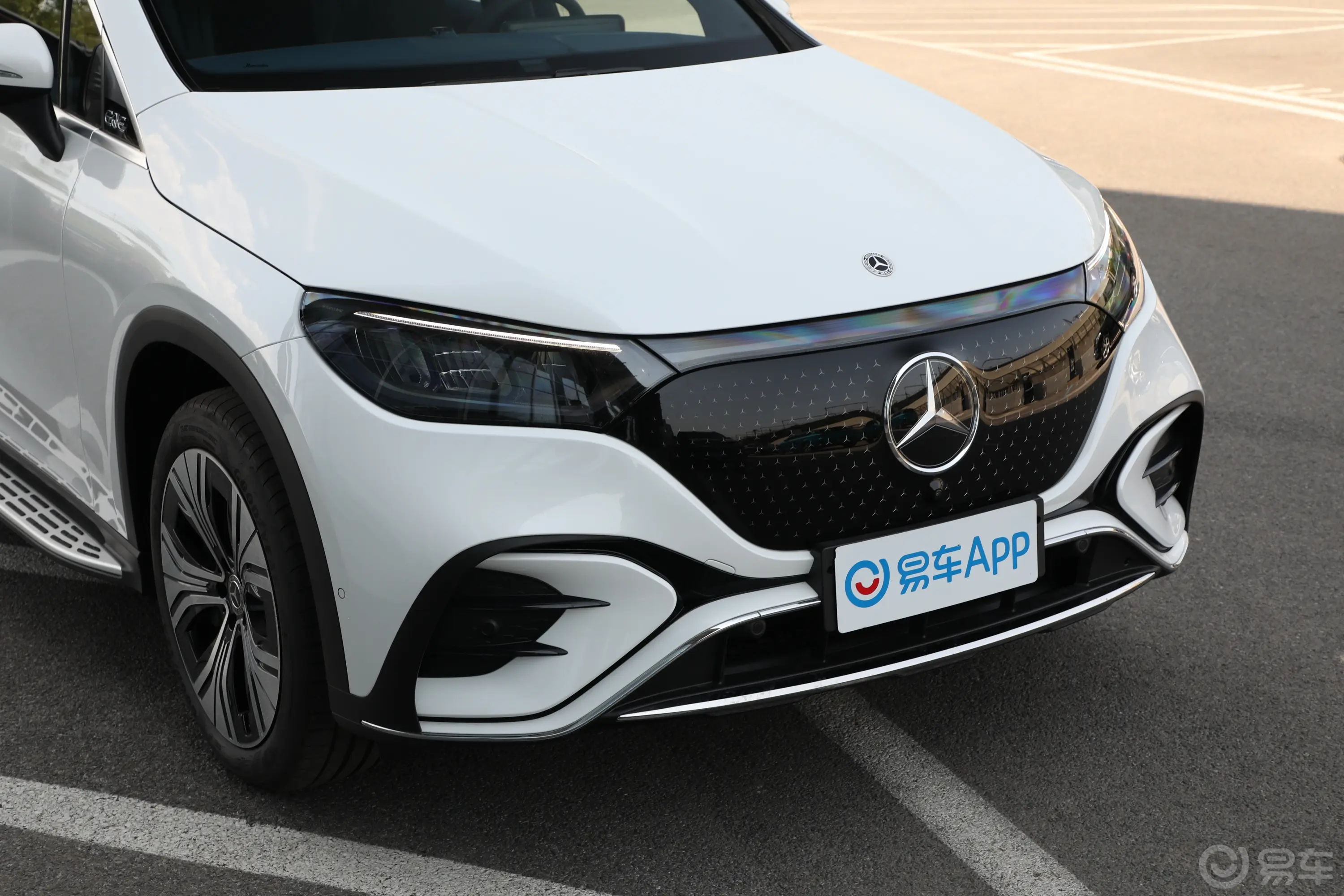 奔驰EQE SUV350 4MATIC 豪华版前格栅侧俯拍