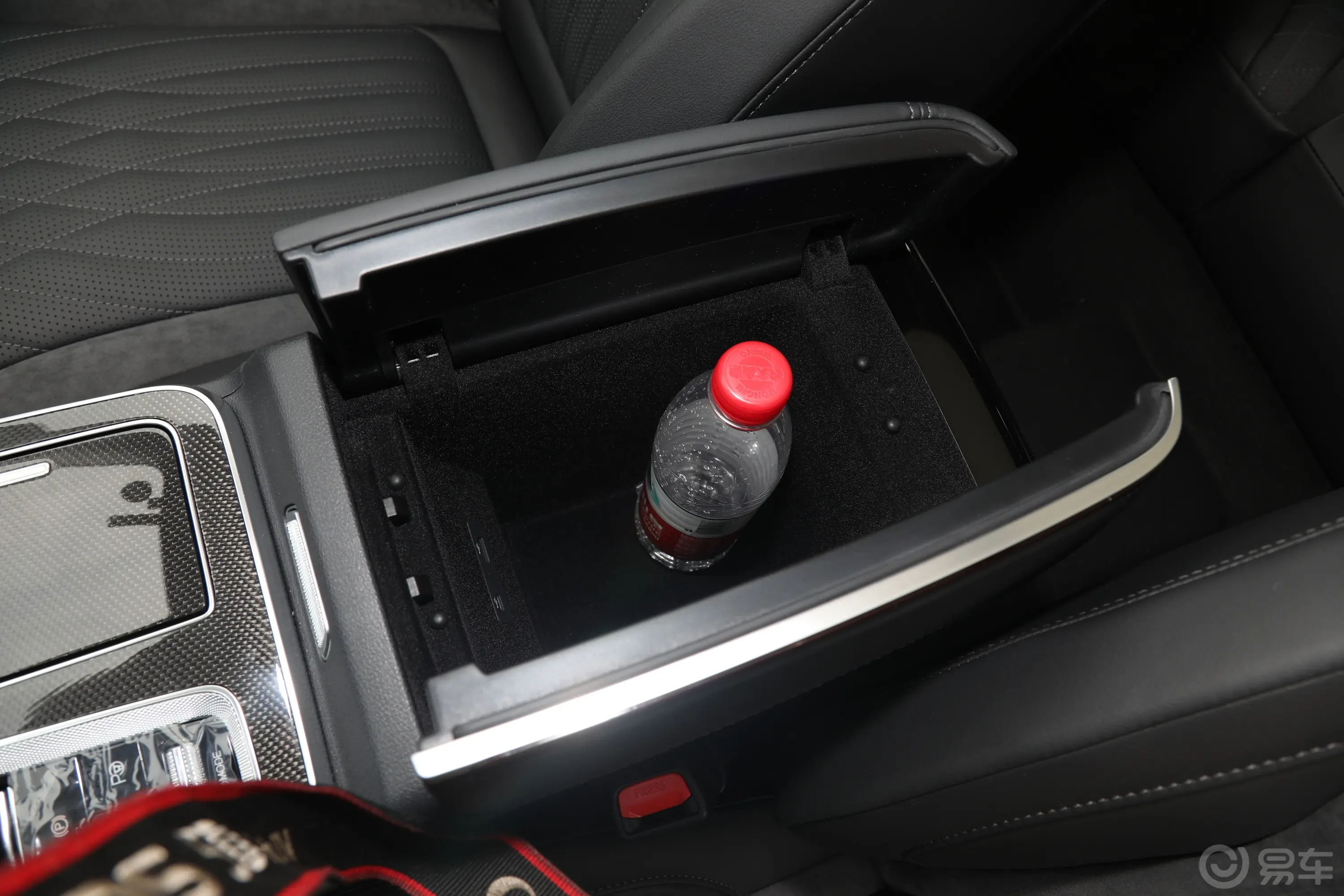 红旗HS52.0T 两驱旗领Pro版前排扶手箱储物格