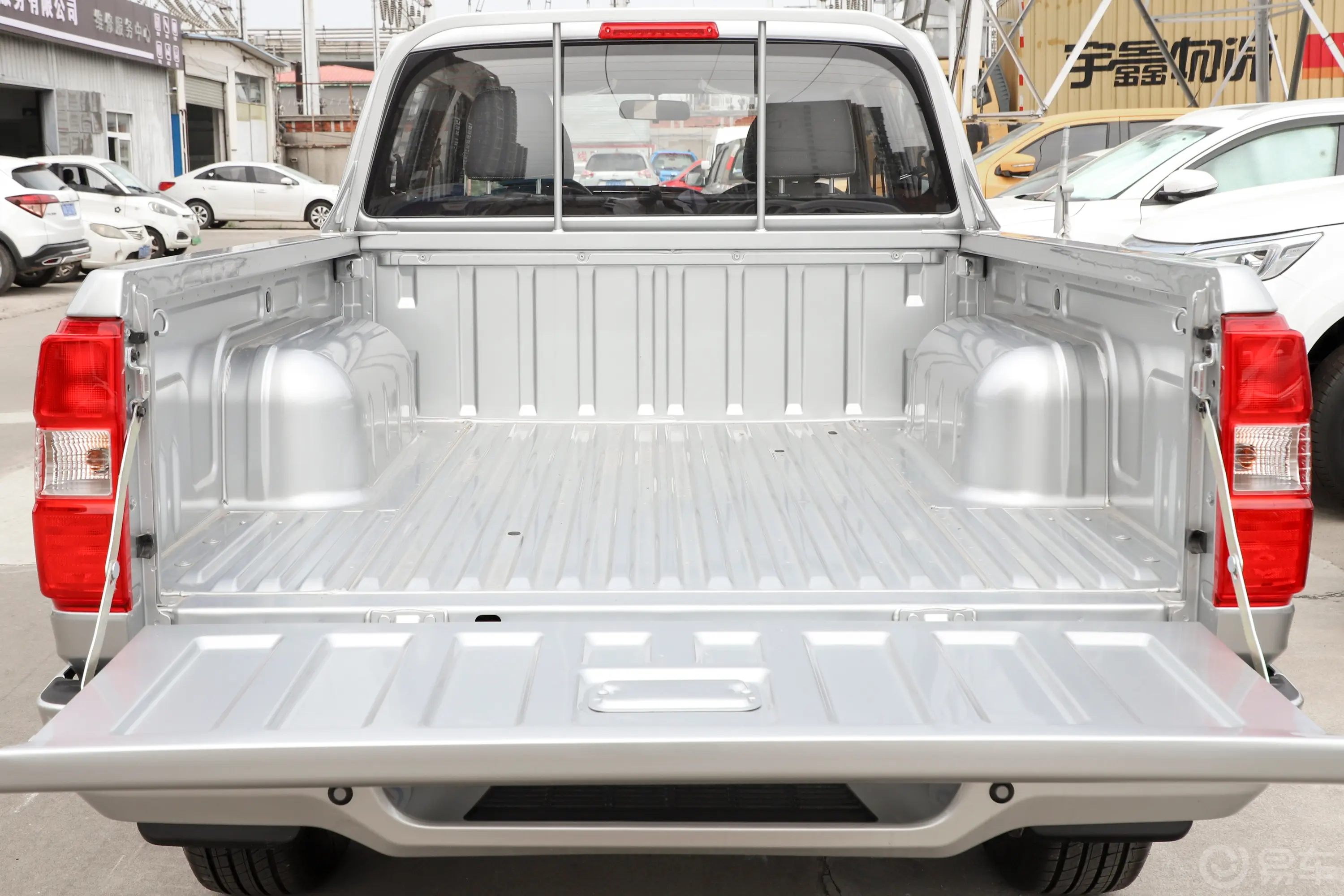 锐骐2.4T 四驱长货箱创业版 柴油后备厢空间特写