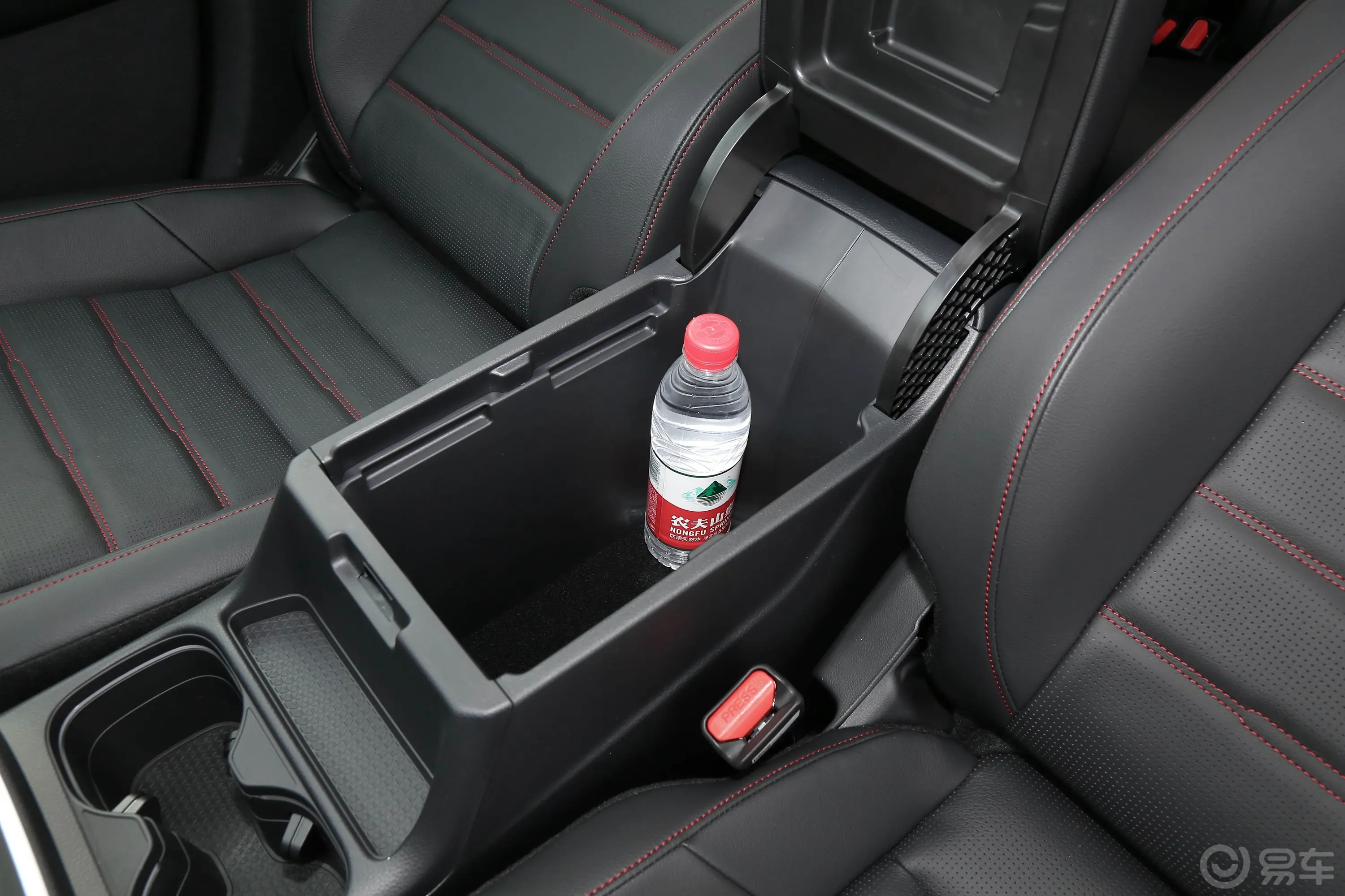 本田CR-V混动 2.0L 四驱智尊版前排扶手箱储物格