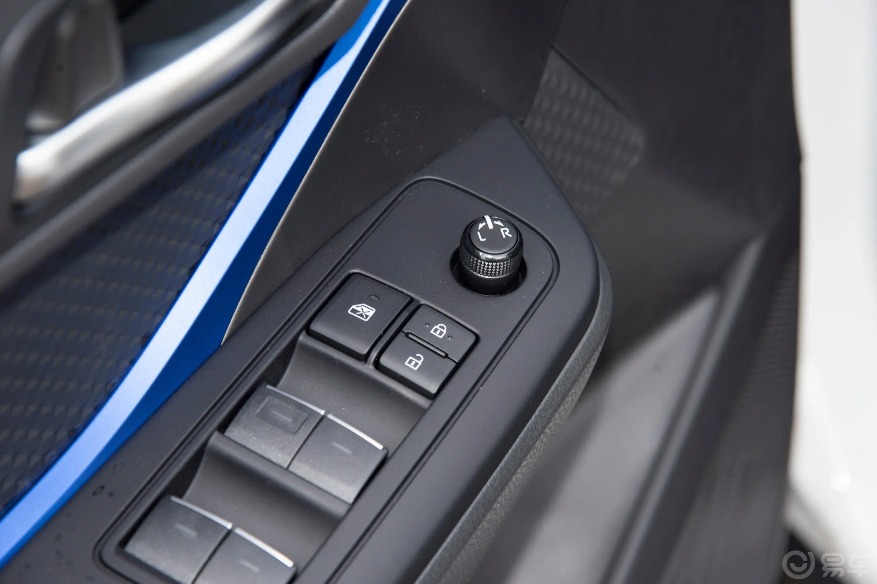 丰田C-HR双擎 2.0L 舒适版后视镜调节键