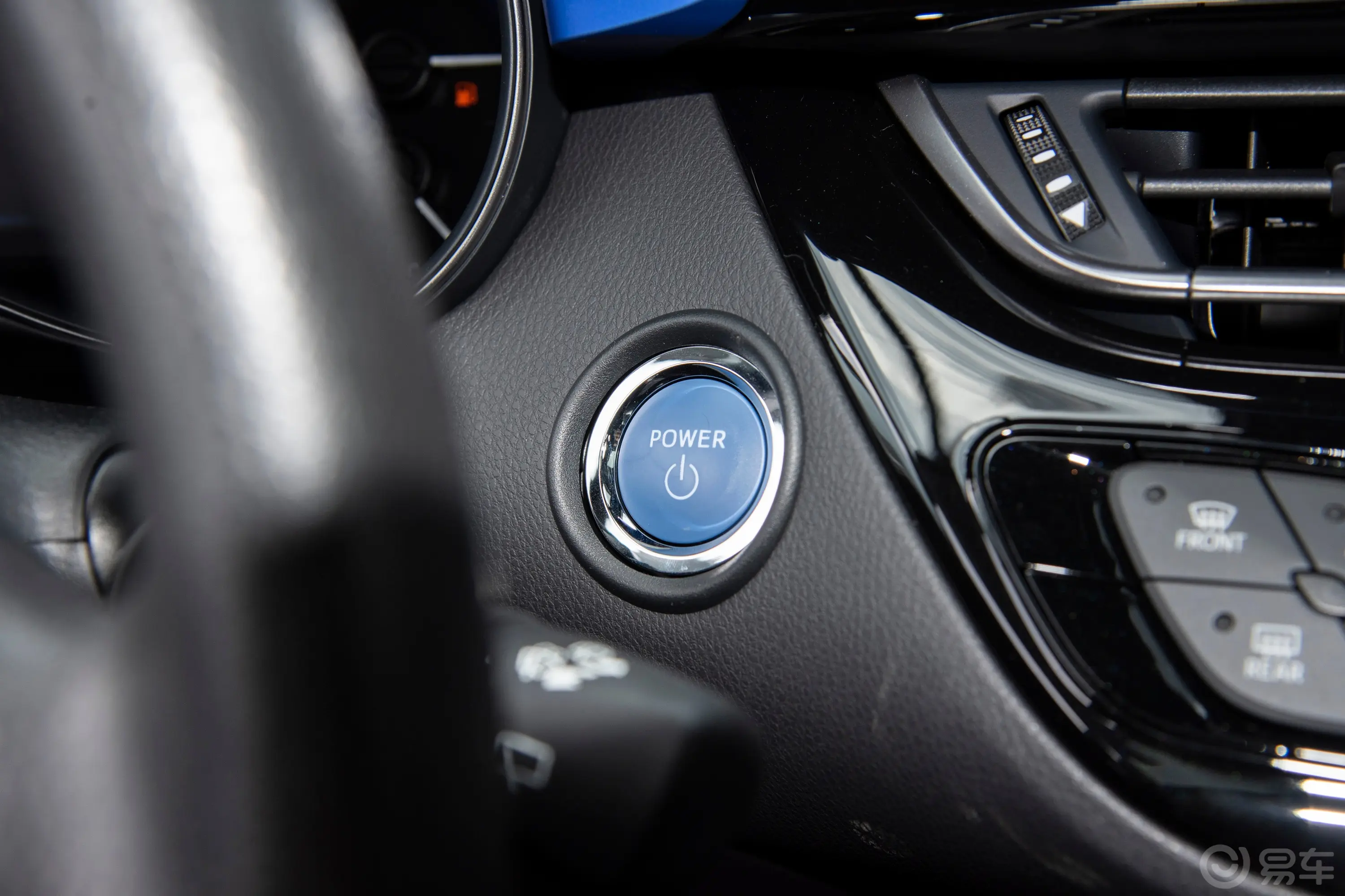 丰田C-HR双擎 2.0L 舒适版钥匙孔或一键启动按键