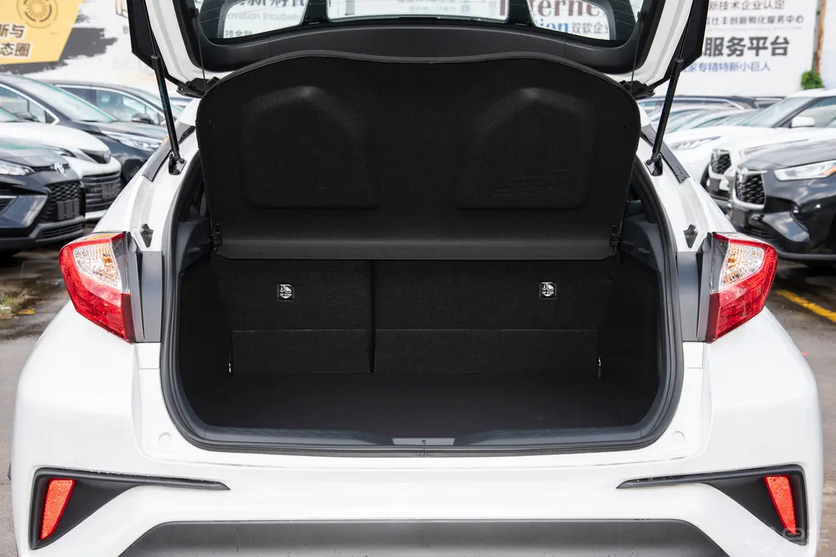 丰田C-HR双擎 2.0L 舒适版后备厢空间特写