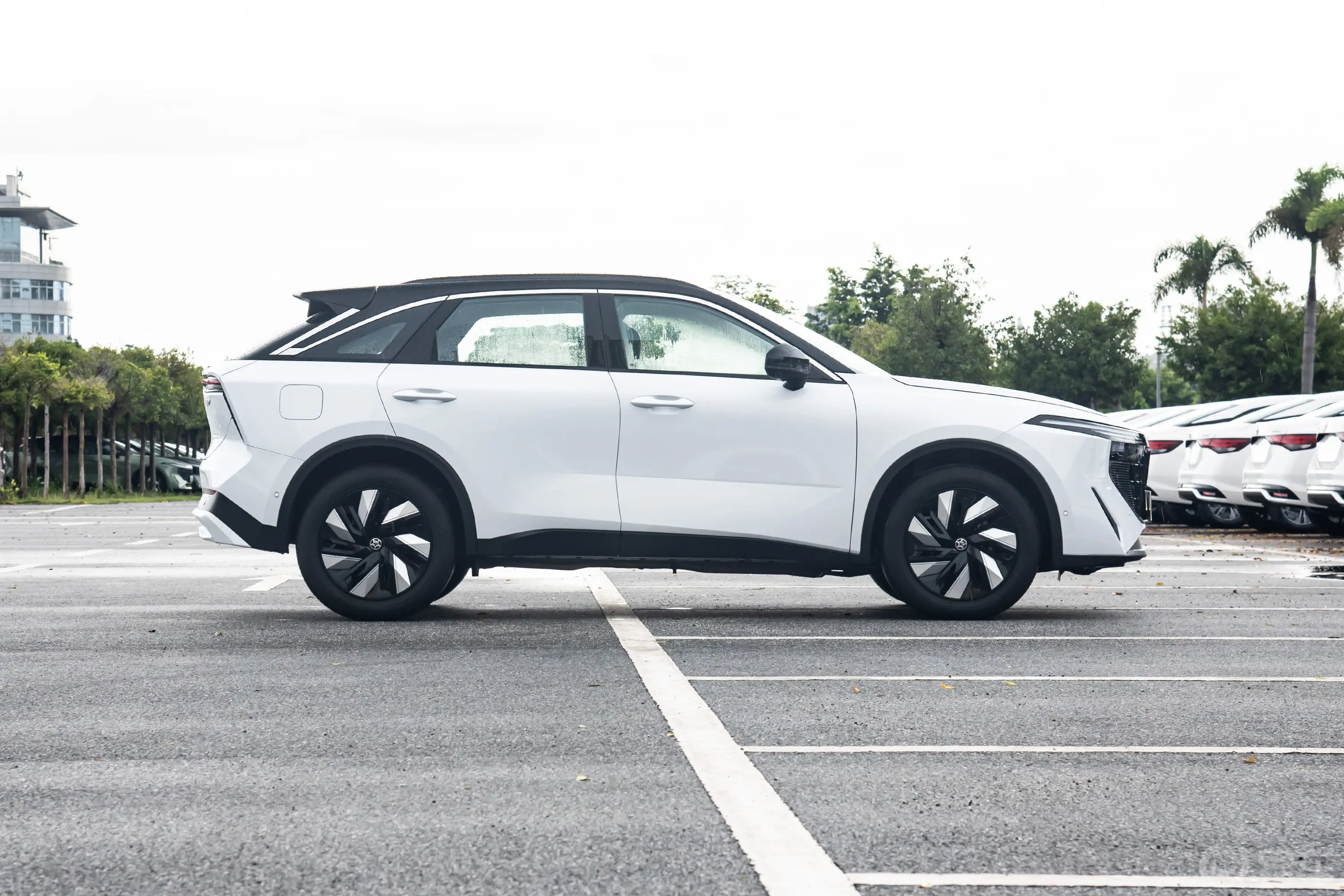启辰大V DD-i超混动1.5T 110km iT版正侧车头向右水平