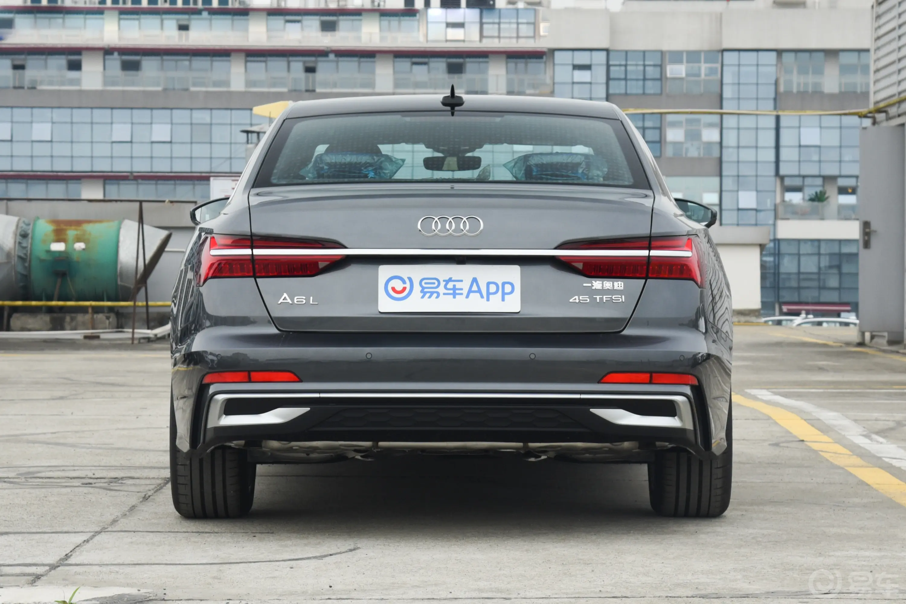 奥迪A6L改款 45 TFSI 臻选动感型正后水平