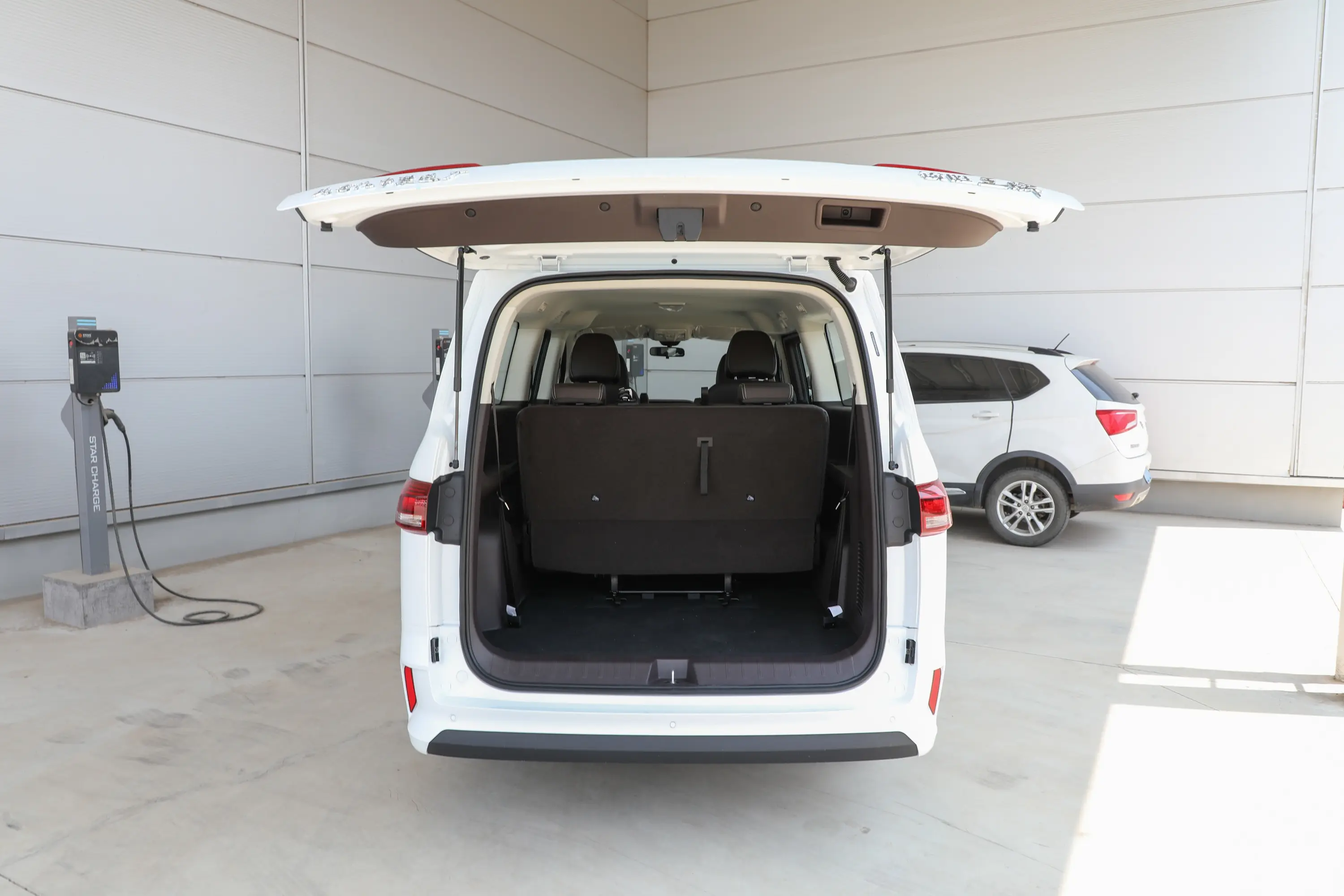 锐胜王牌M72.0L 手动长轴商务版 7座 CNG后备厢