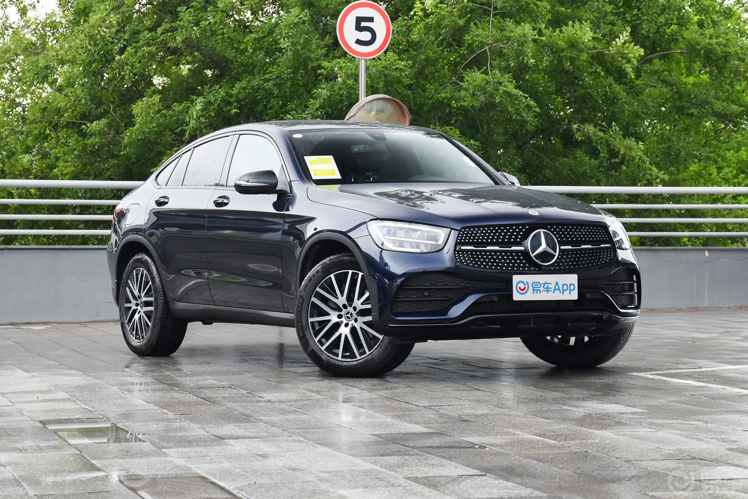 奔驰GLC轿跑改款 GLC 260 4MATIC 轿跑SUV侧前45度车头向右水平