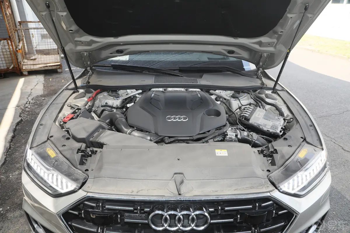 奥迪A7L55 TFSI quattro S-line 境远型 流晶套装发动机舱整体