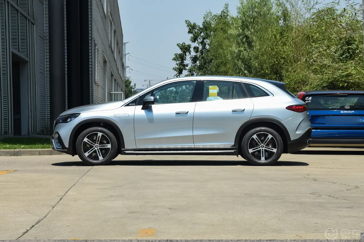 奔驰EQE SUV350 4MATIC 先锋版正侧车头向左水平