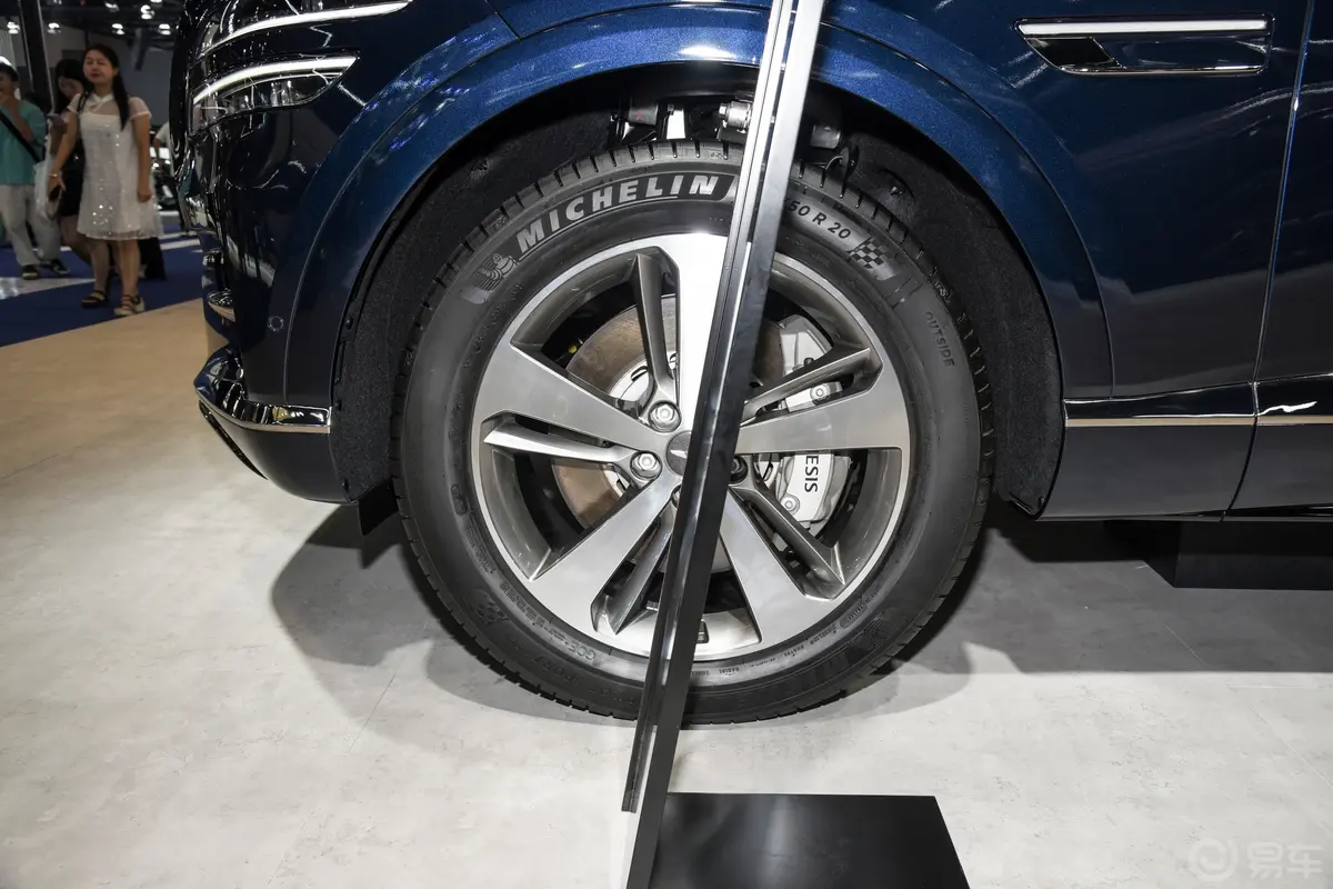 捷尼赛思GV802.5T 旗舰版 6座前轮毂造型