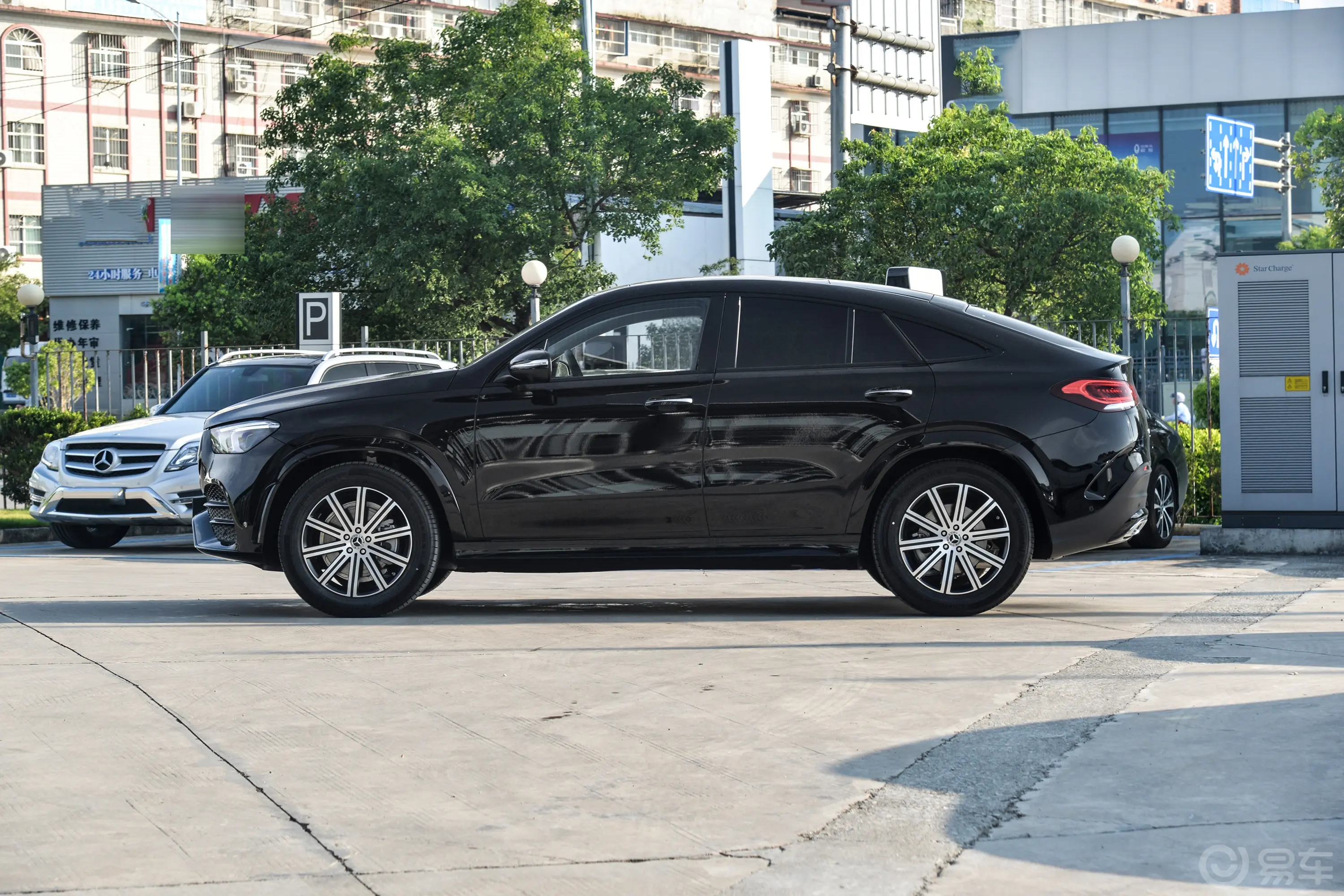 奔驰GLE轿跑改款 GLE 350 4MATIC 轿跑SUV 豪华型正侧车头向左水平