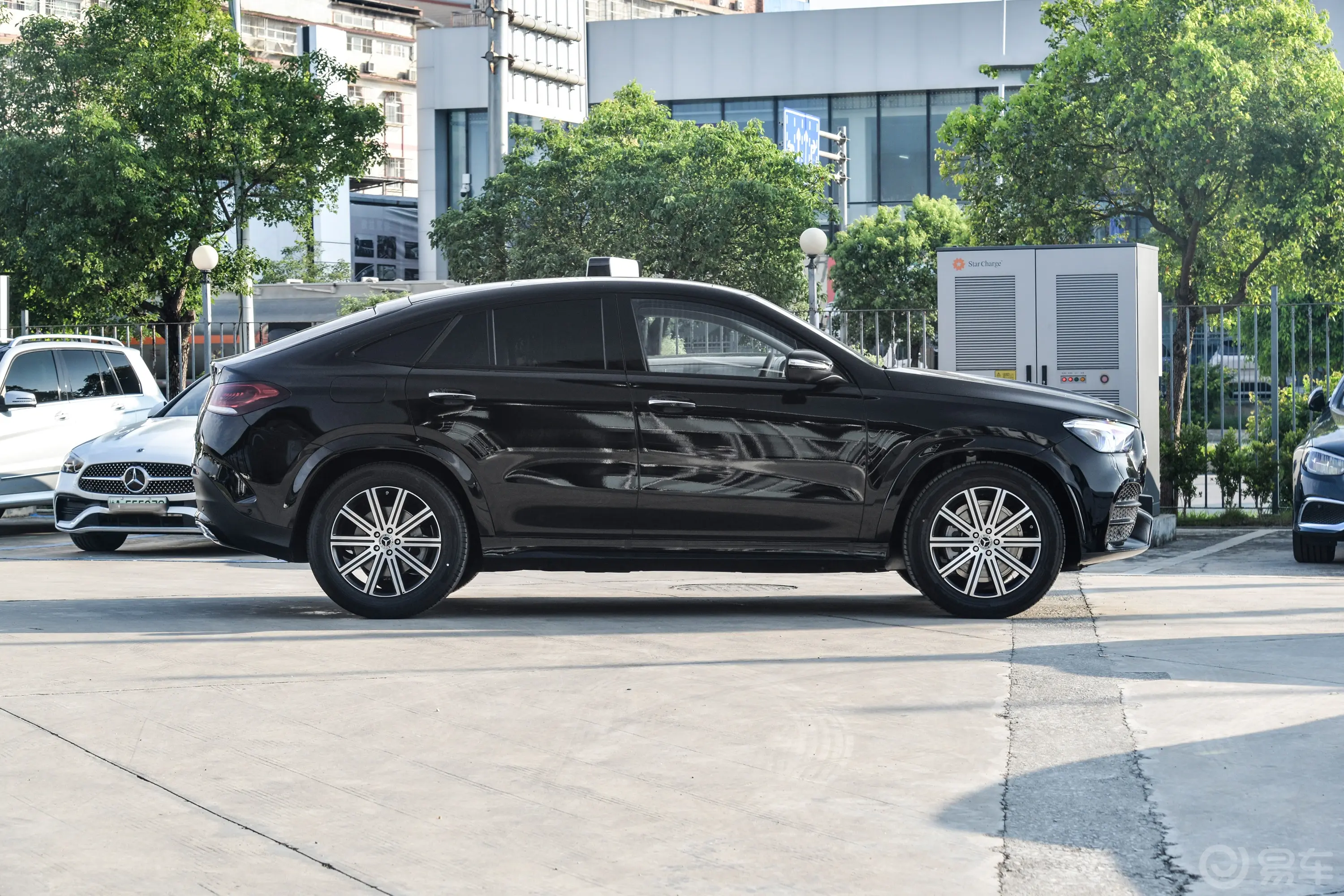 奔驰GLE轿跑改款 GLE 350 4MATIC 轿跑SUV 豪华型正侧车头向右水平