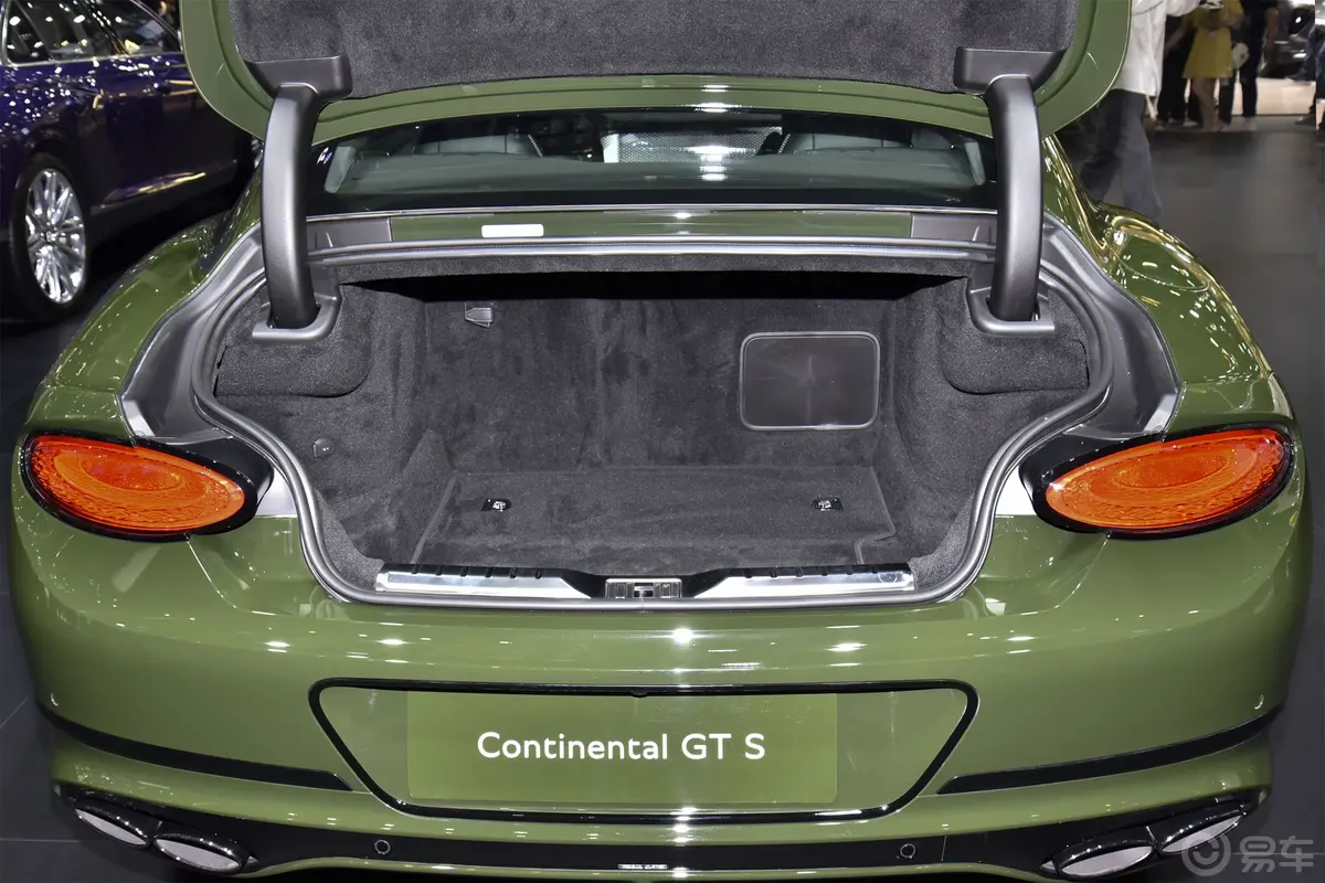 欧陆4.0T GT S V8后备厢空间特写
