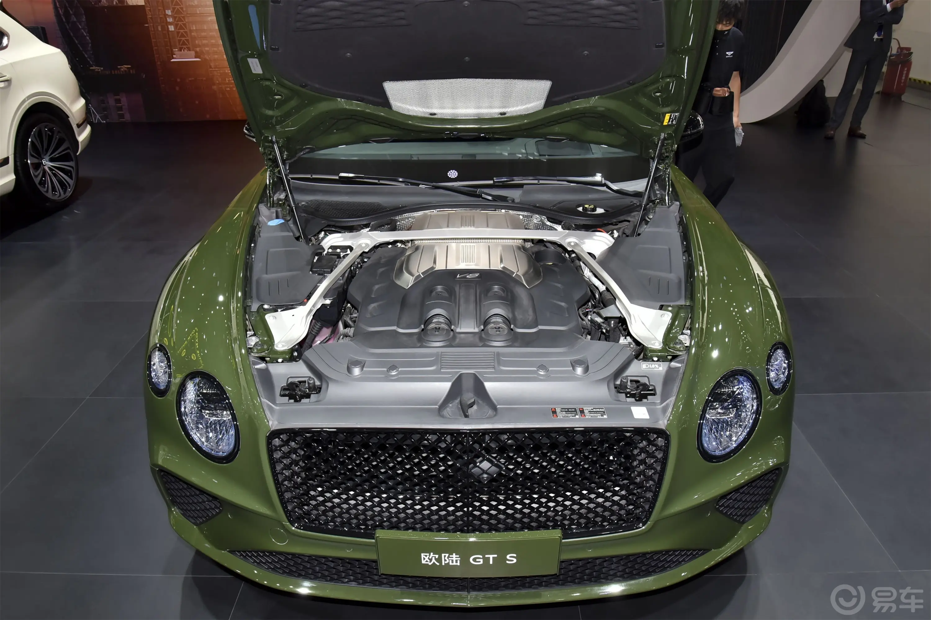 欧陆4.0T GT S V8发动机舱整体