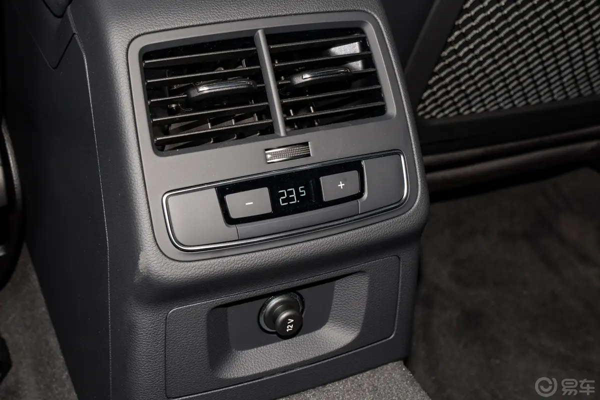 奥迪RS 52.9T Sportback 暗金版后排空调控制键