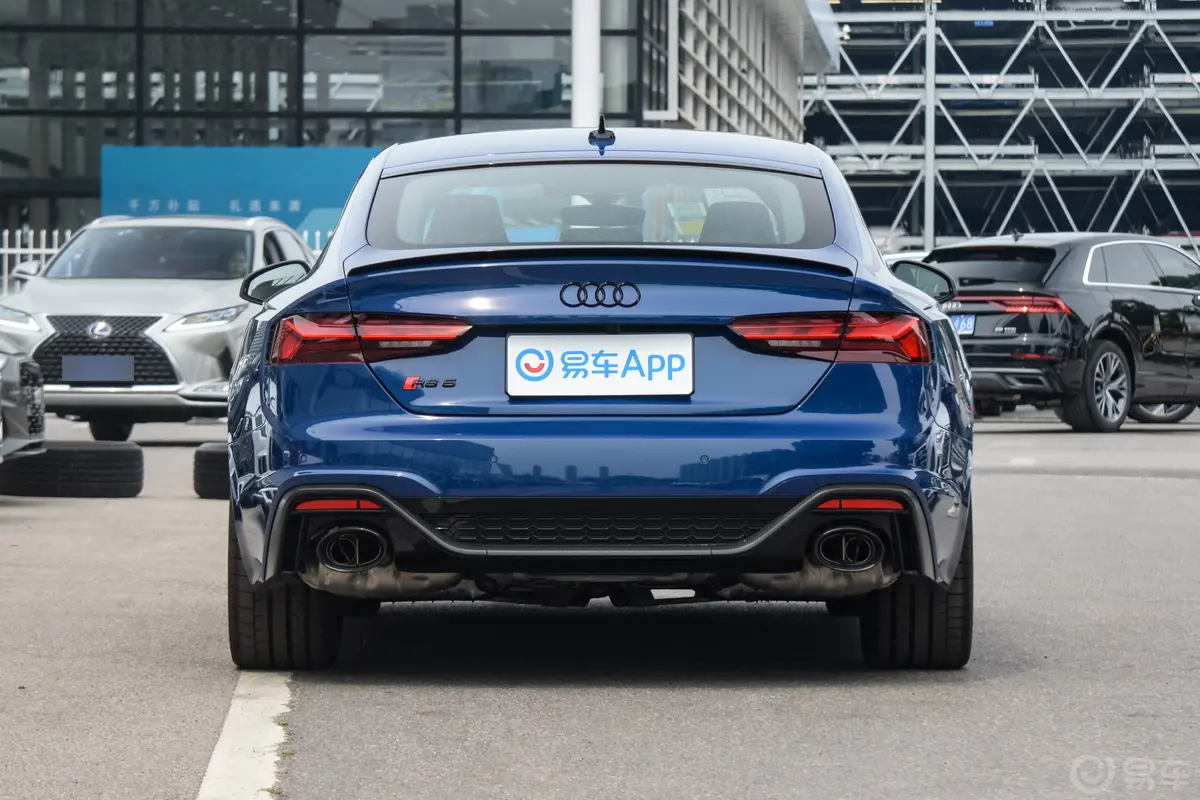 奥迪RS 52.9T Sportback 暗金版正后水平