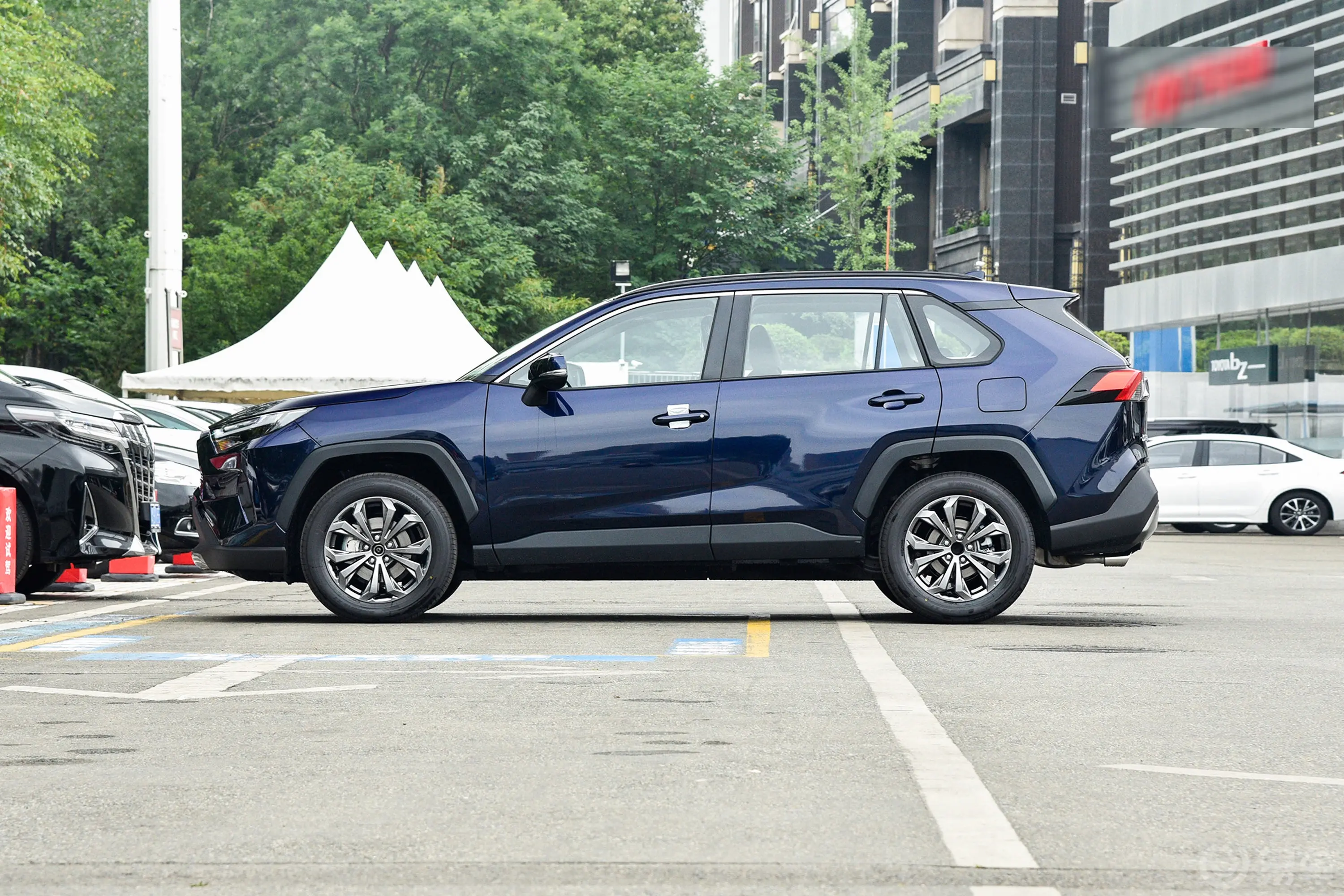 RAV4荣放2.0L 两驱风尚PLUS版正侧车头向左水平