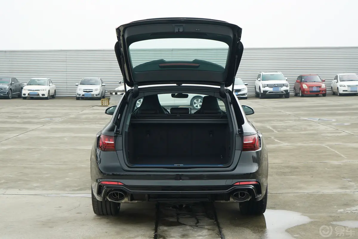 奥迪RS 42.9T Avant 黑曜版后备厢