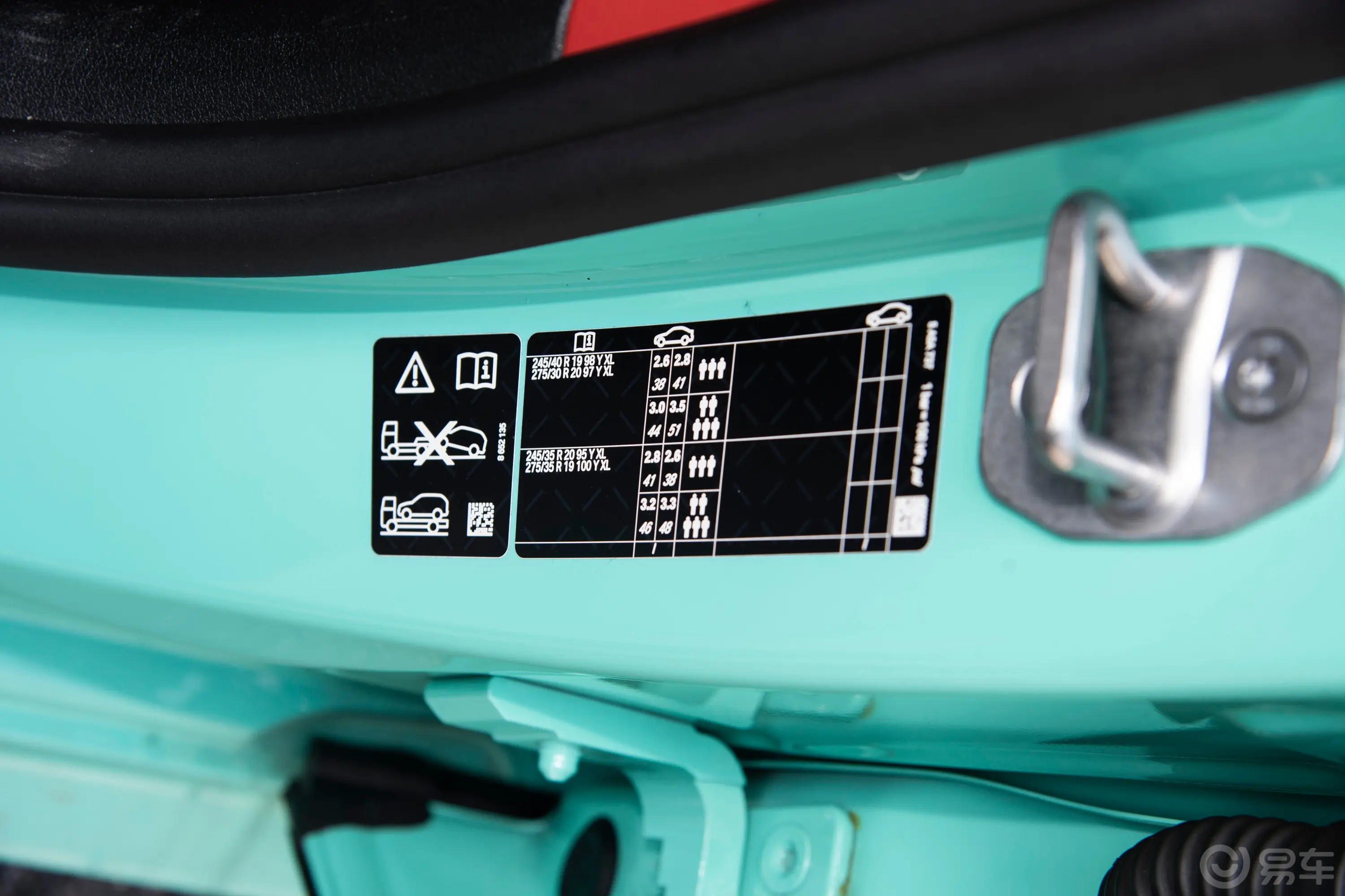 宝马8系四门轿跑车 840i xDrive M运动套装胎压信息铭牌