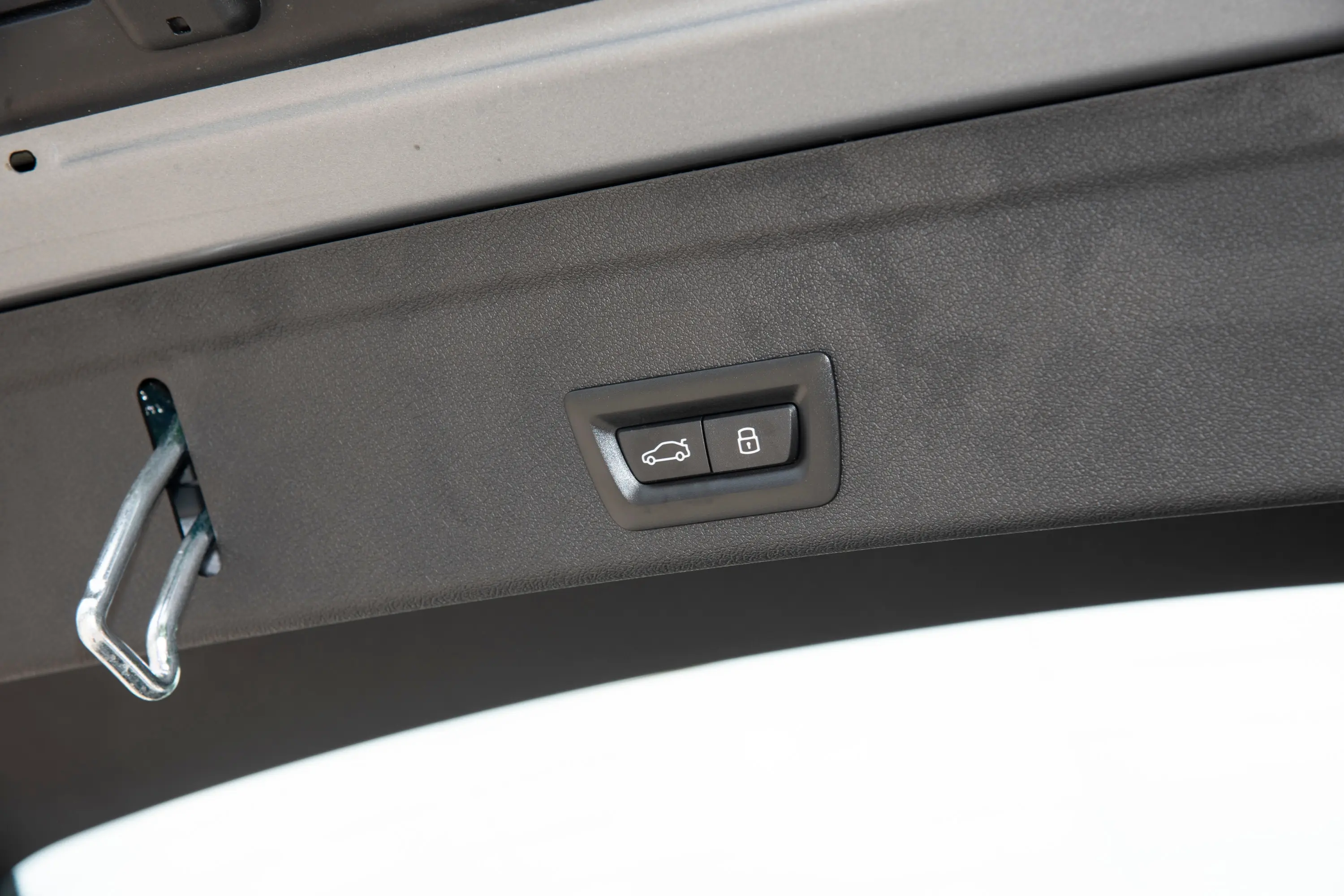 宝马X6改款 xDrive40i 尊享型 M运动套装电动尾门按键（手动扶手）