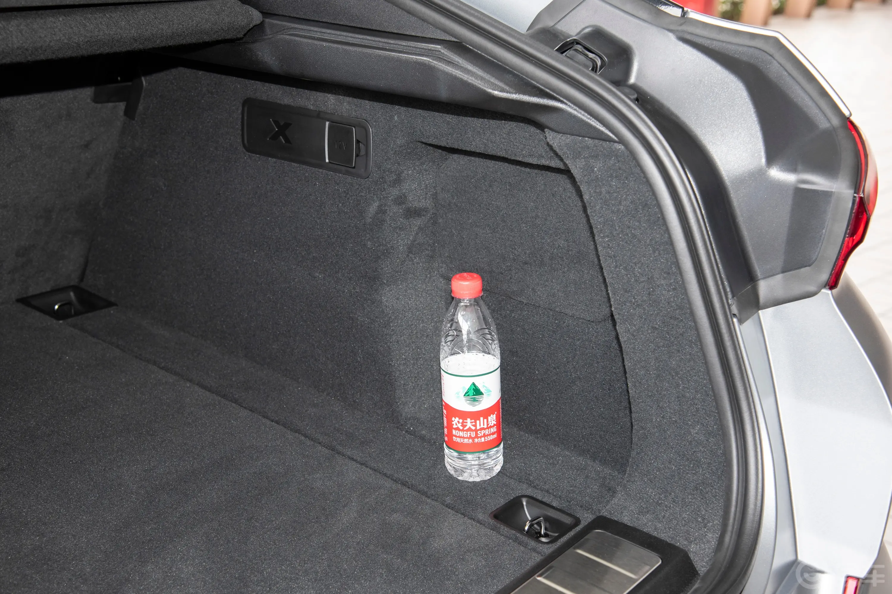 宝马X6改款 xDrive40i 尊享型 M运动套装后备厢