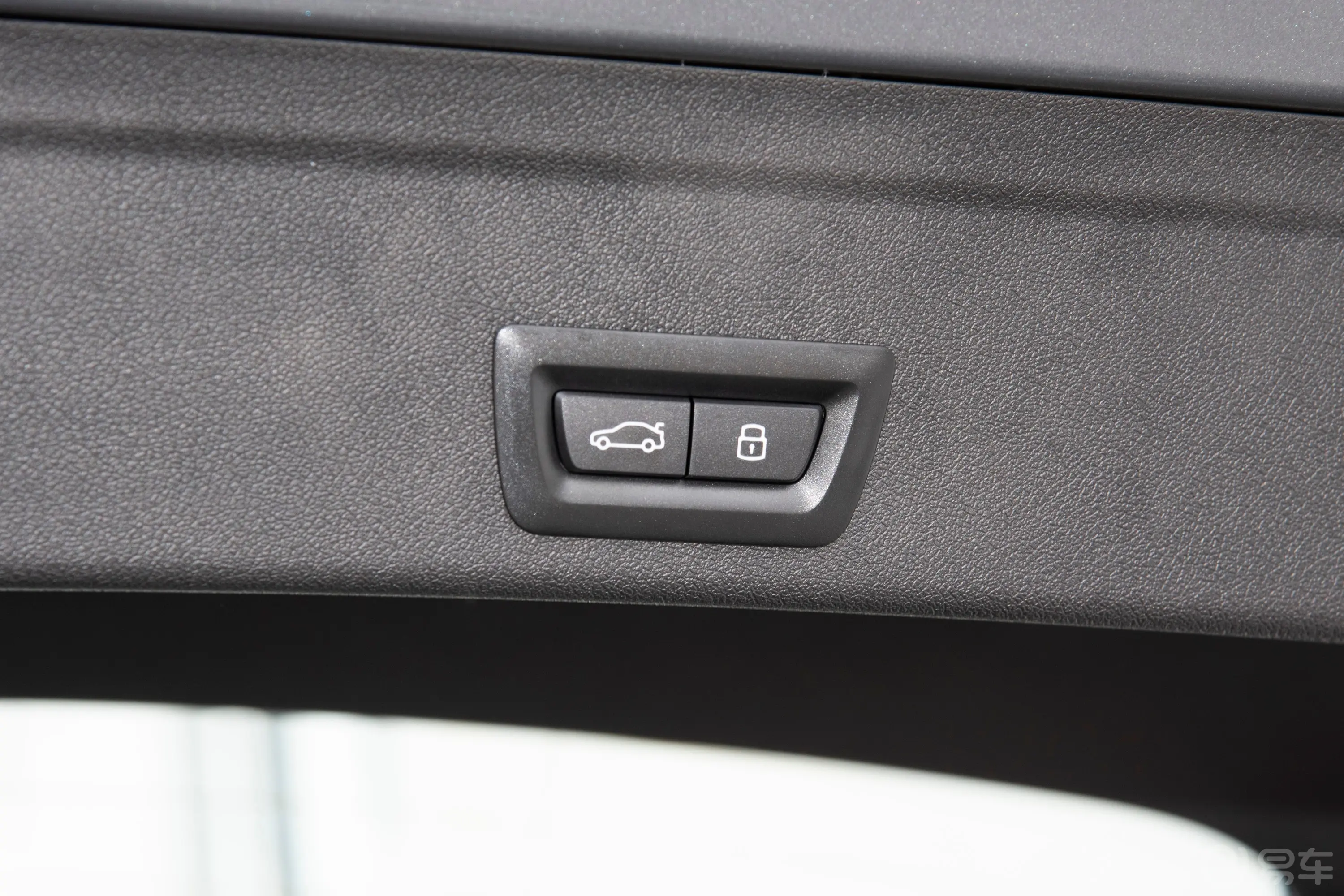 宝马X6改款 xDrive30i M运动套装电动尾门按键（手动扶手）