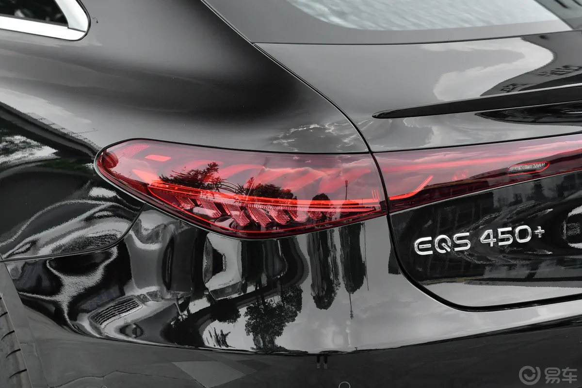 奔驰EQS改款 450+ 先锋版尾灯侧45度俯拍