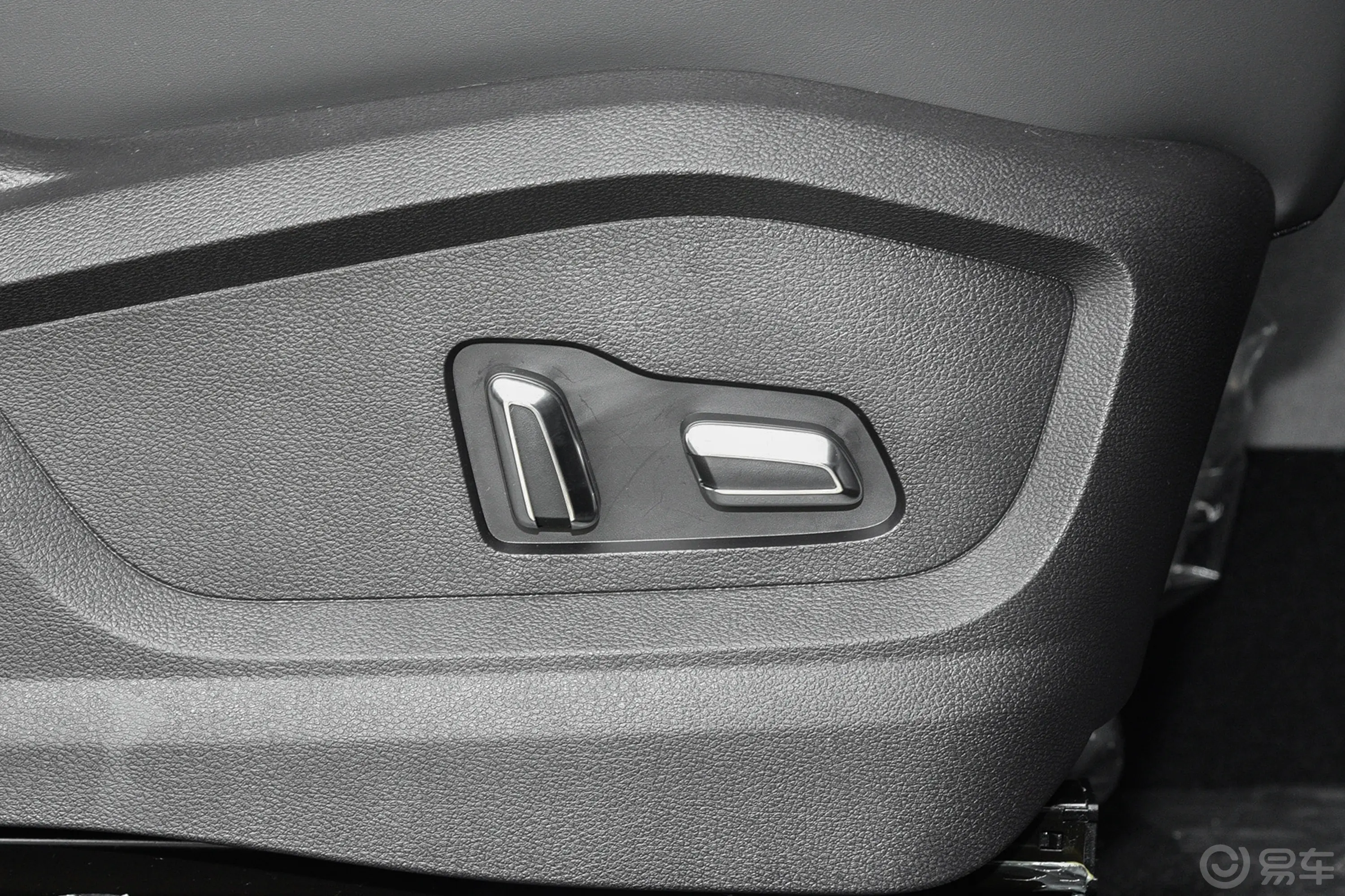 瑞虎8改款 鲲鹏版 1.6T 双离合卓越版 7座副驾座椅调节