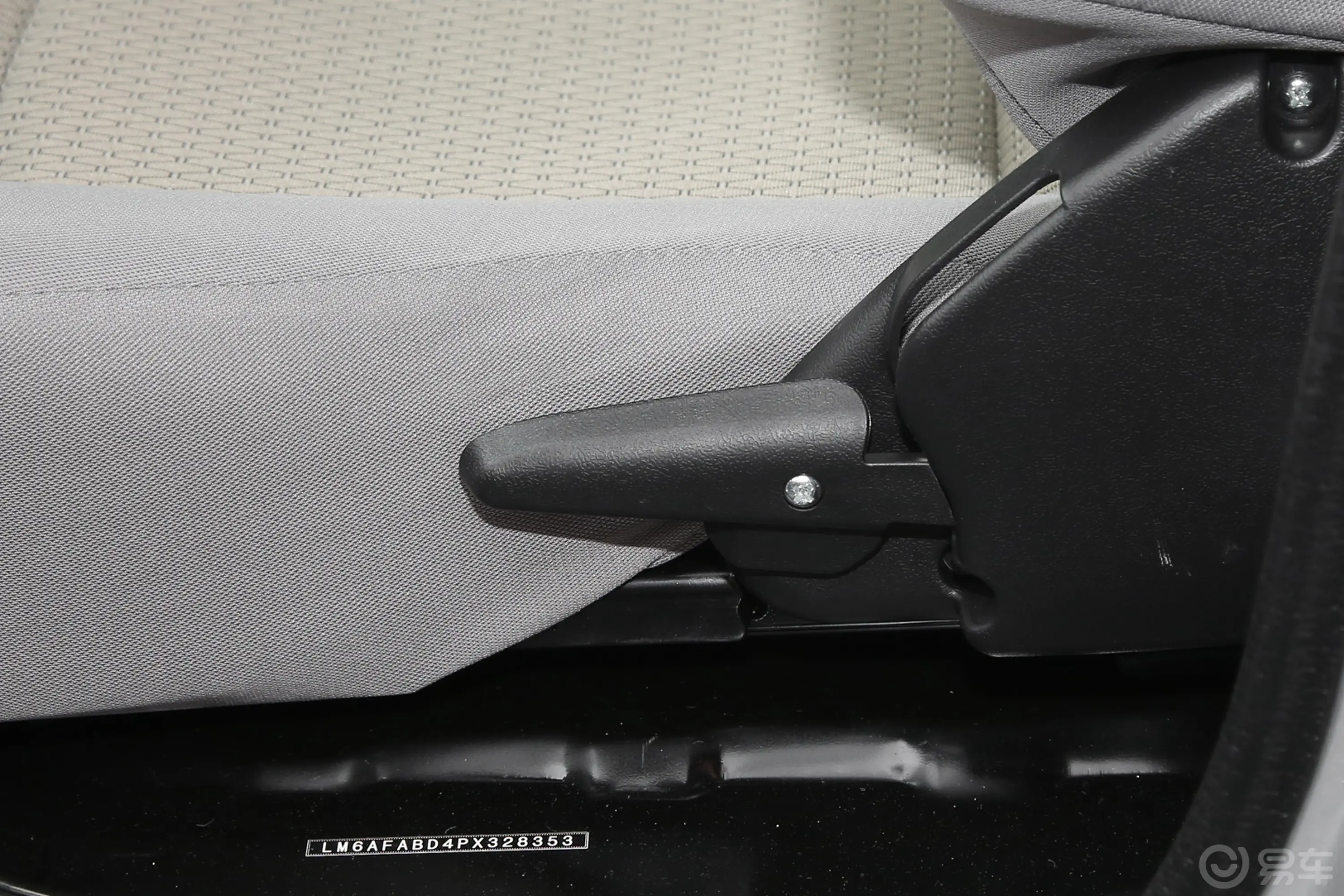金杯小海狮X301.5L 客车超享型无空调版 5/6/7座 CNG主驾座椅调节