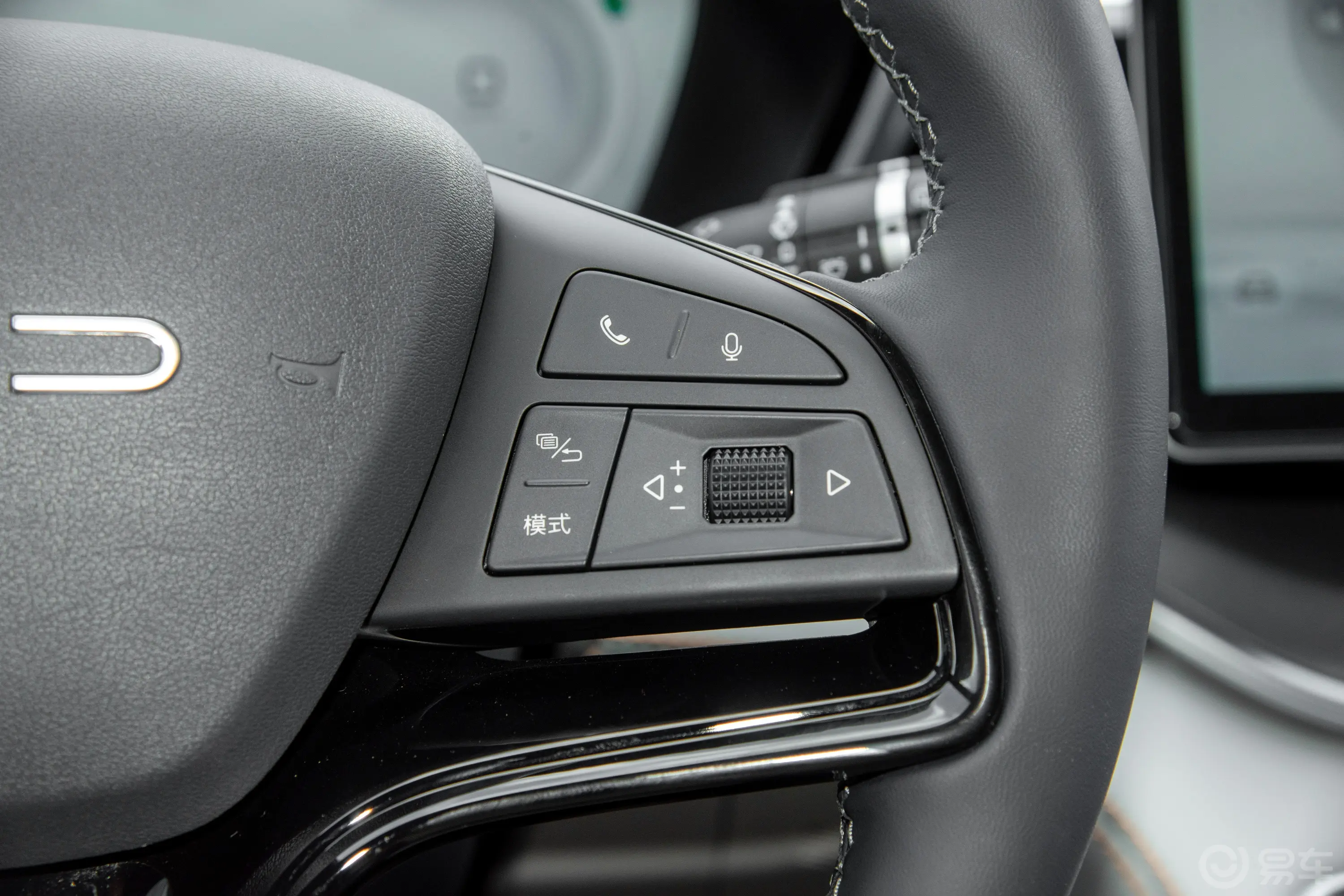宋PLUS新能源EV 冠军版 520km 尊贵型右侧方向盘功能按键