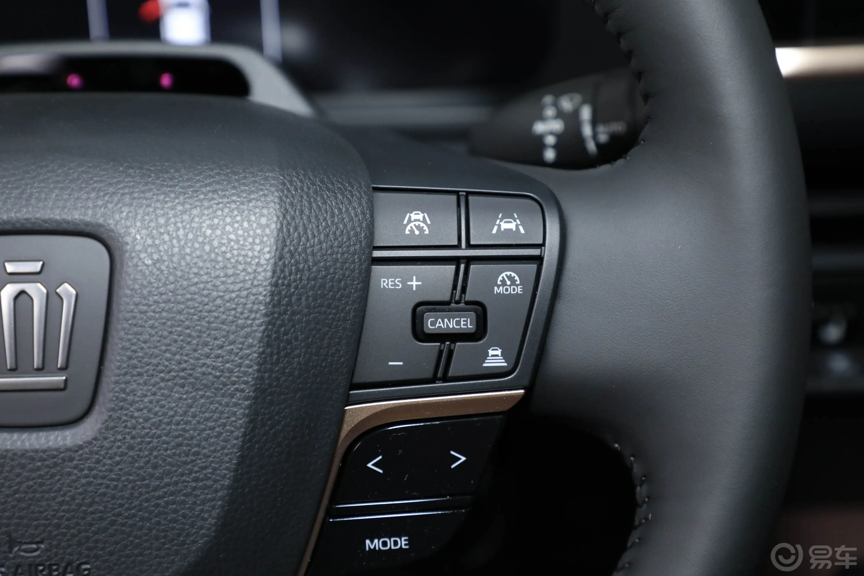 皇冠SportCross双擎 2.5L 两驱尊贵版右侧方向盘功能按键