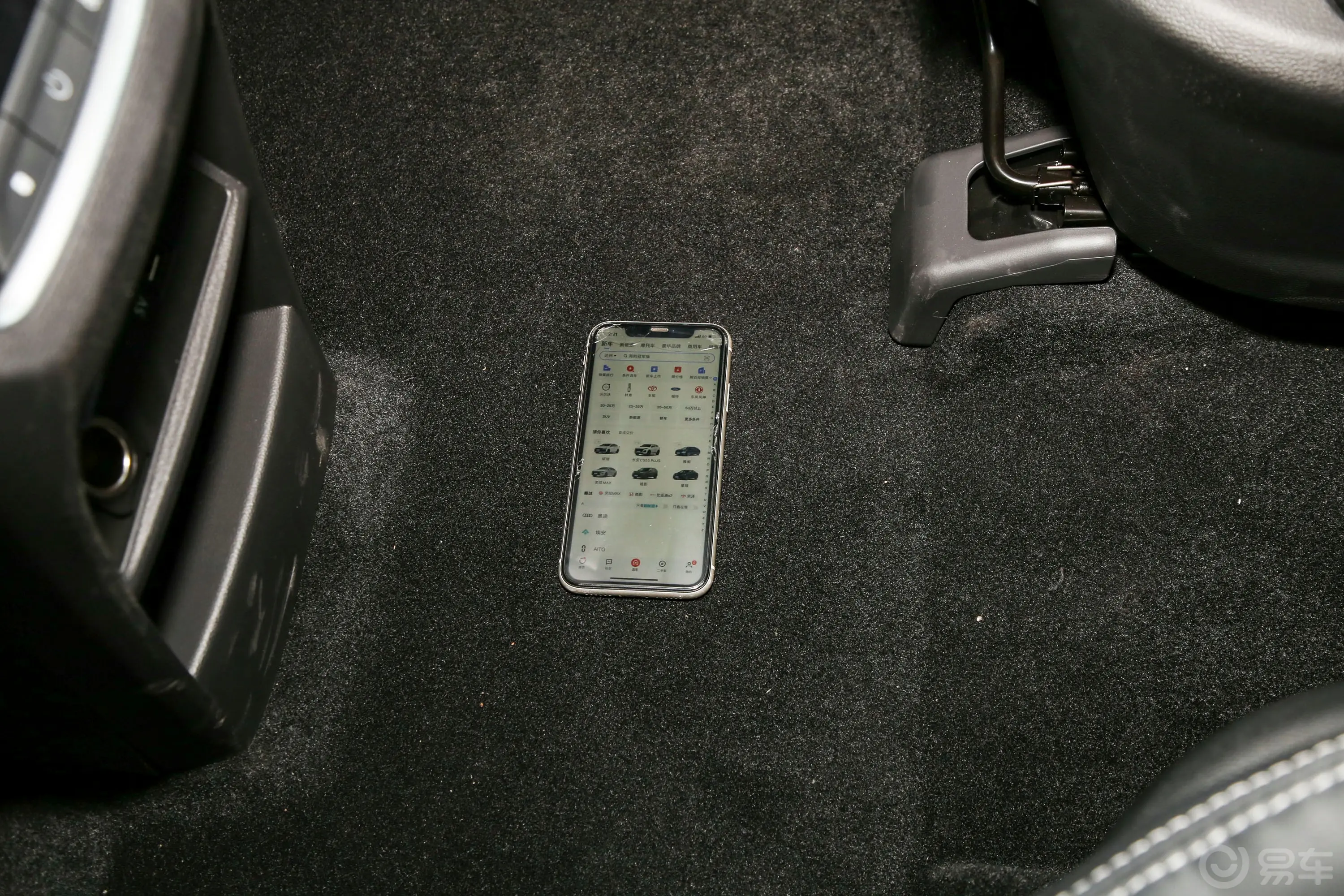大通G501.5T 自动顶配版后排地板中间位置