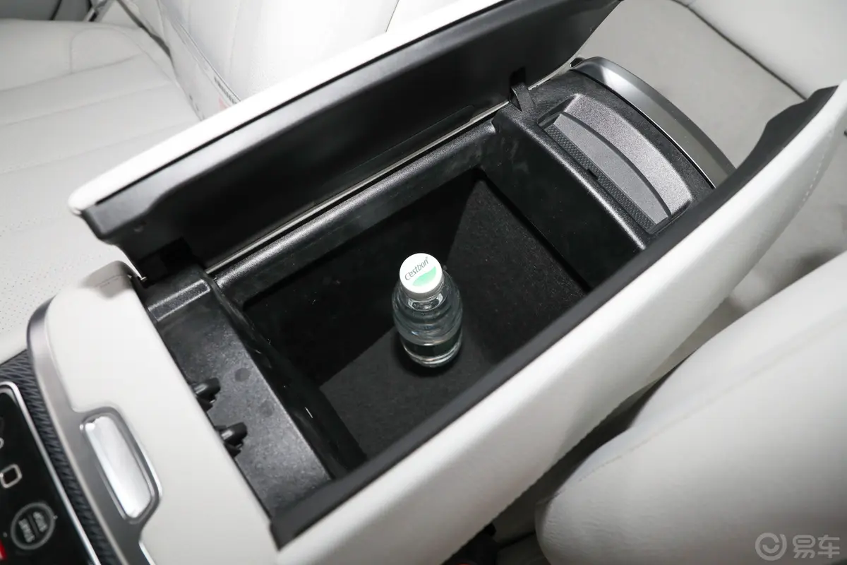 奔驰EQE SUV500 4MATIC前排扶手箱储物格
